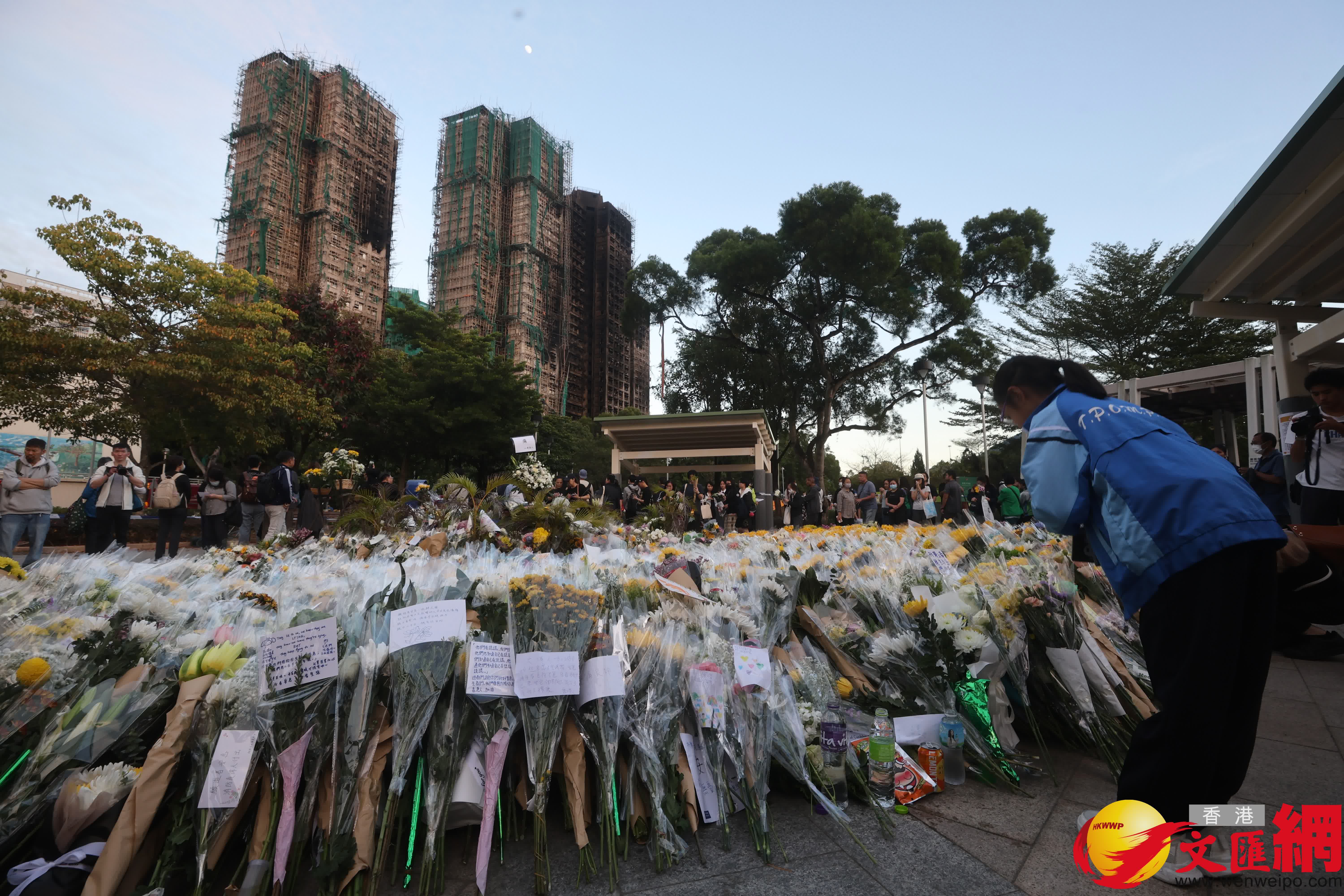 市民前往大埔宏福苑附近公園獻花致哀。（香港文匯報記者郭木又攝）