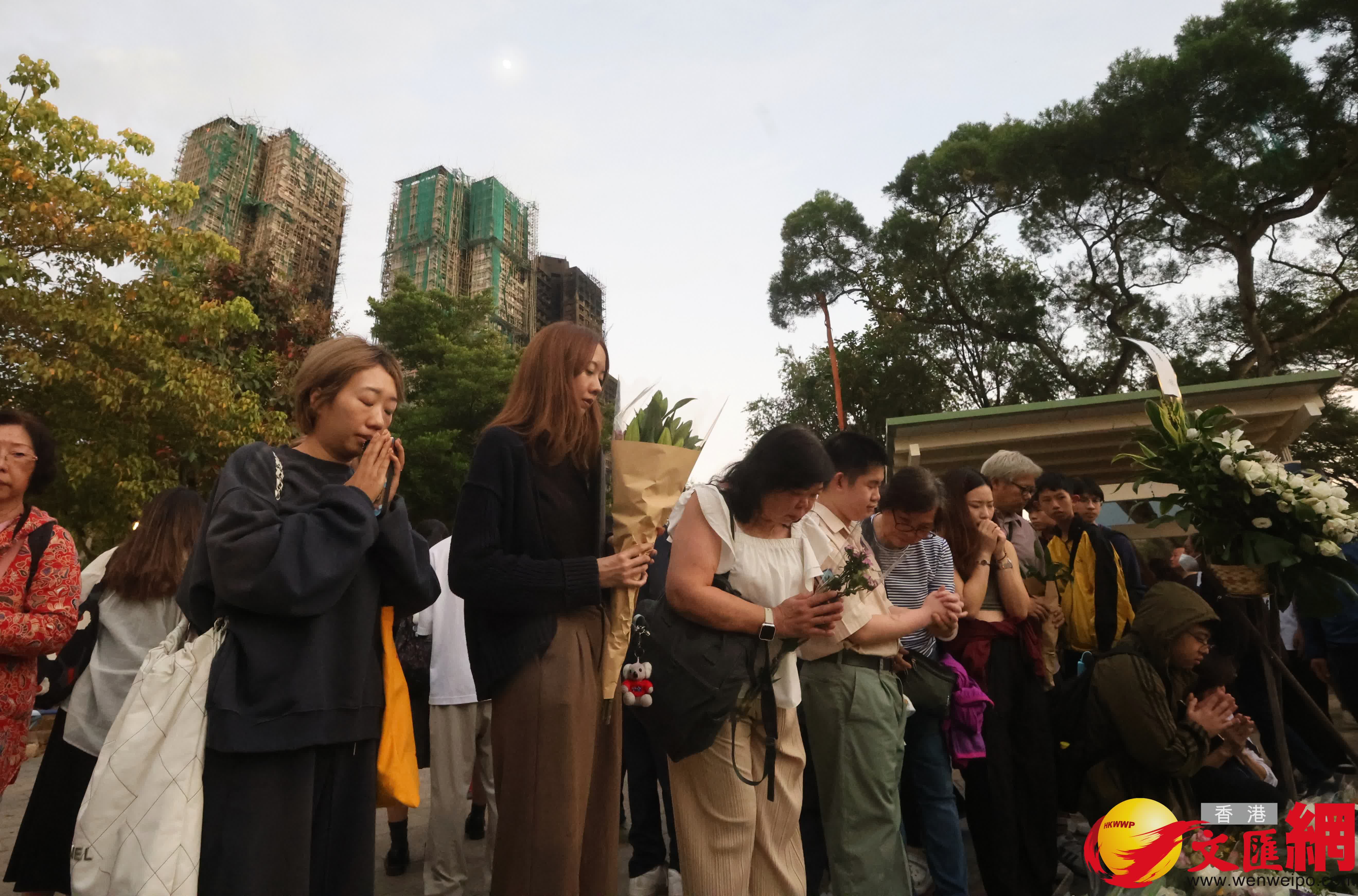 市民前往大埔宏福苑附近公園獻花致哀。（香港文匯報記者郭木又攝）