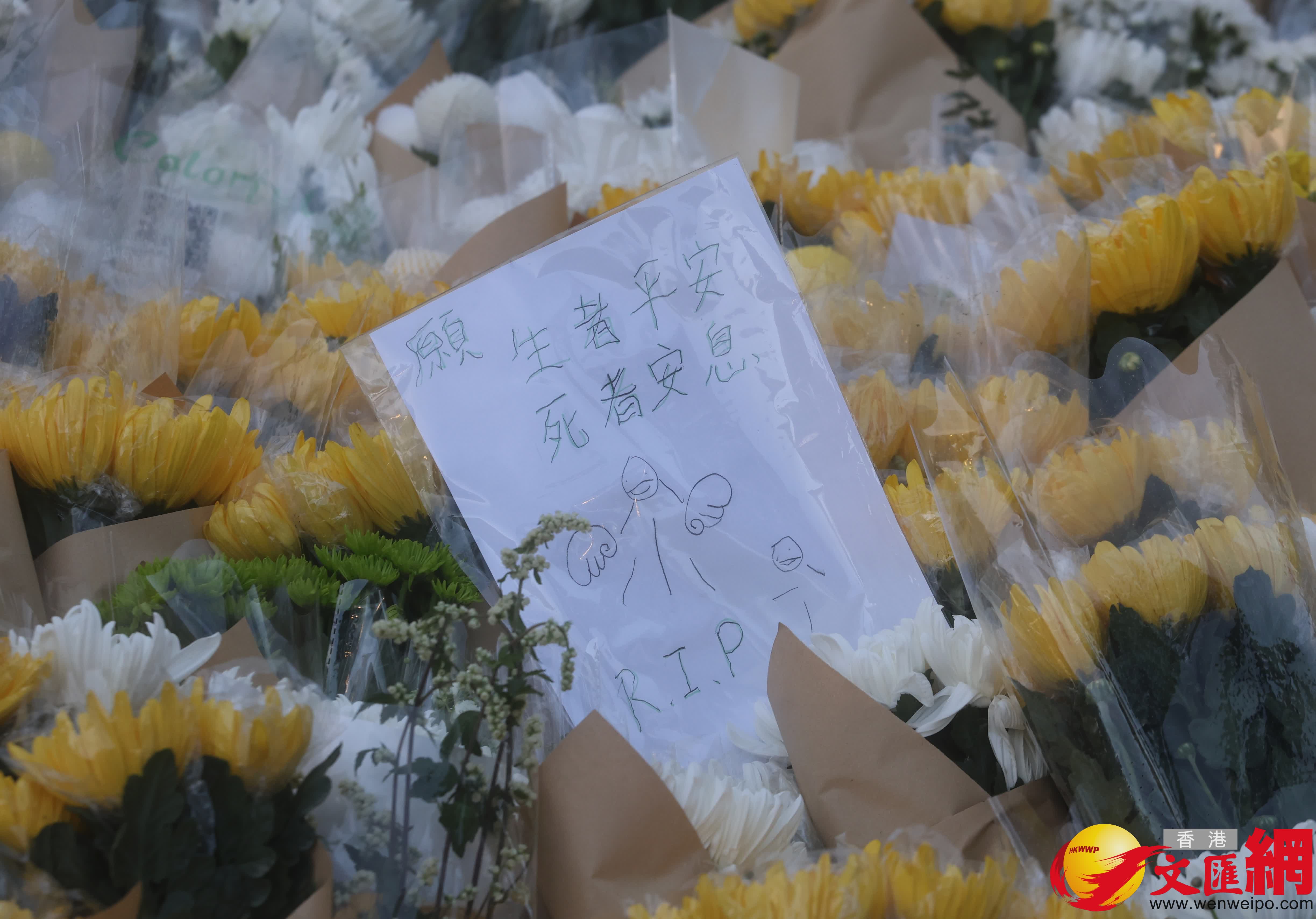 市民前往大埔宏福苑附近公園獻花致哀，留下花束等表達哀思。（香港文匯報記者郭木又攝）