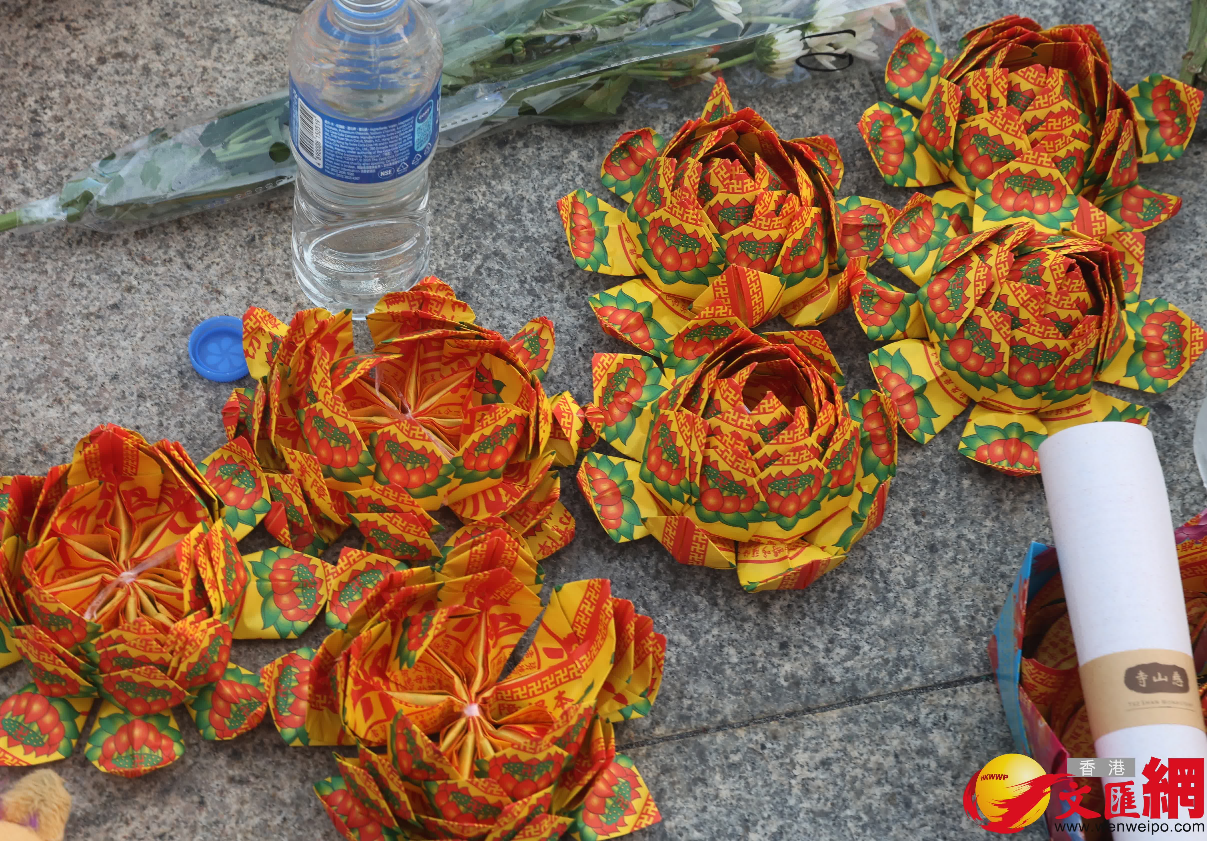 市民前往大埔宏福苑附近公園獻花致哀，留下花束等表達哀思。（香港文匯報記者郭木又攝）