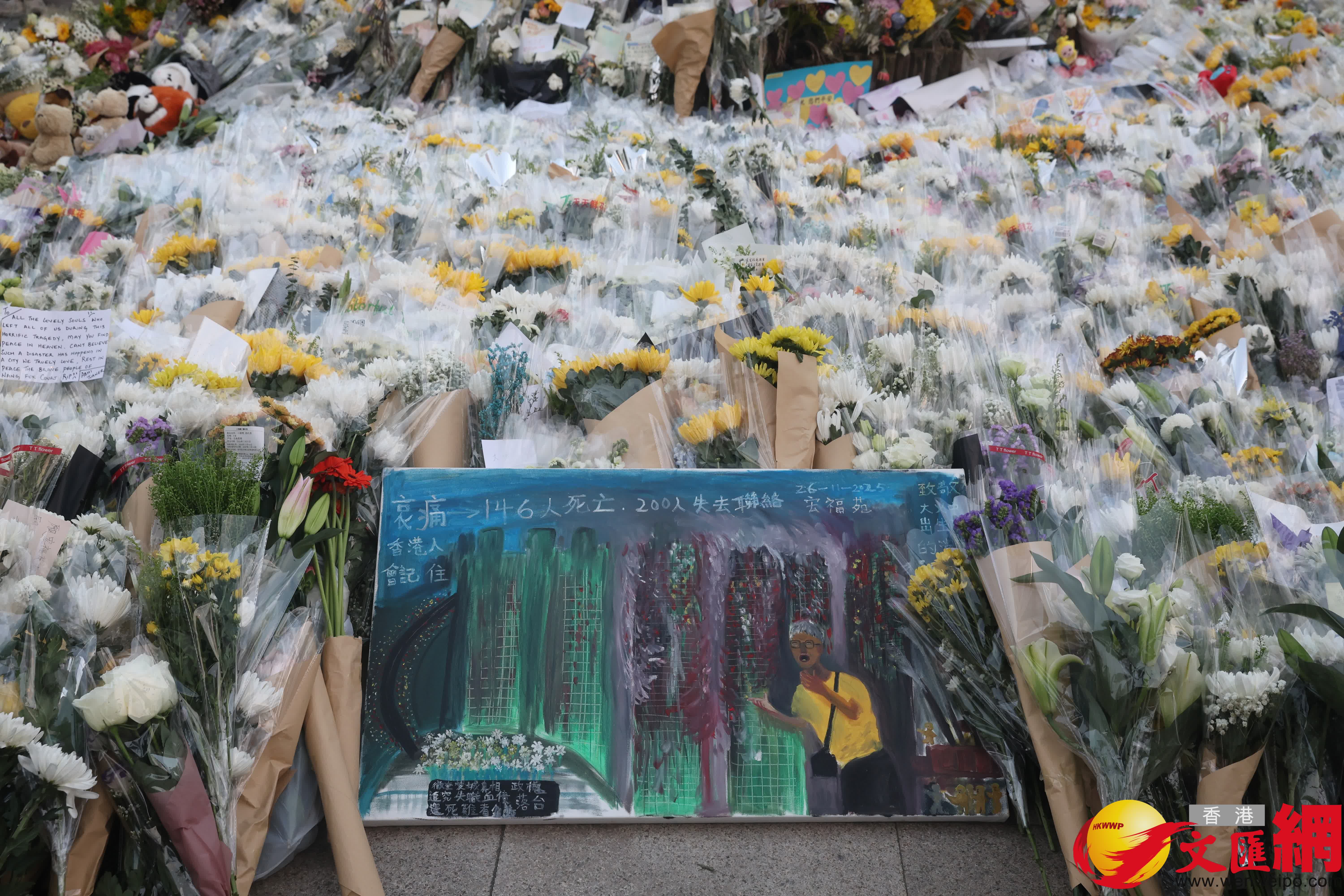 市民前往大埔宏福苑附近公園獻花致哀，留下花束等表達哀思。（香港文匯報記者郭木又攝）