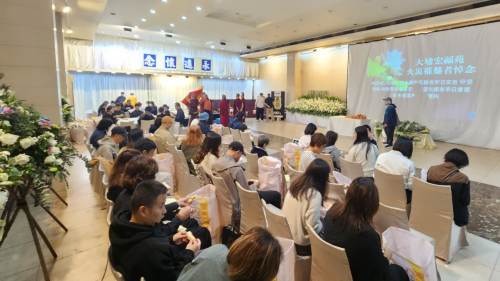 大埔宏福苑大火｜留言摺鶴獻花　九龍殯儀館設壇誦經悼念遇難者