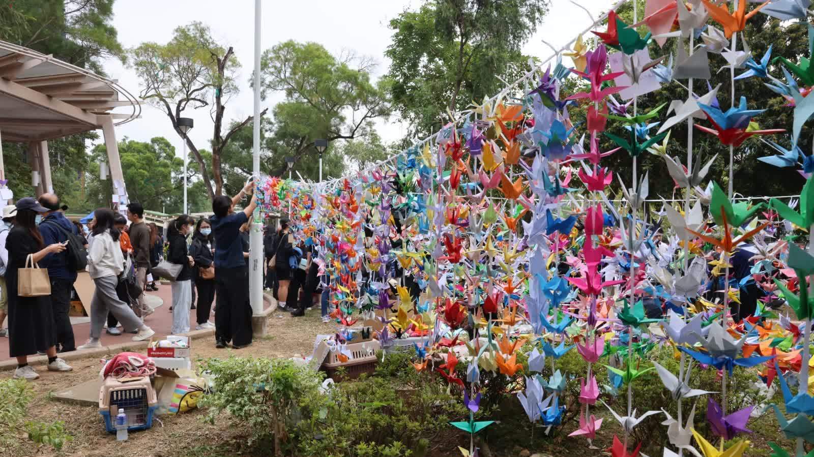 大埔宏福苑大火｜（有片）市民續獻花及掛紙鶴悼念逝者