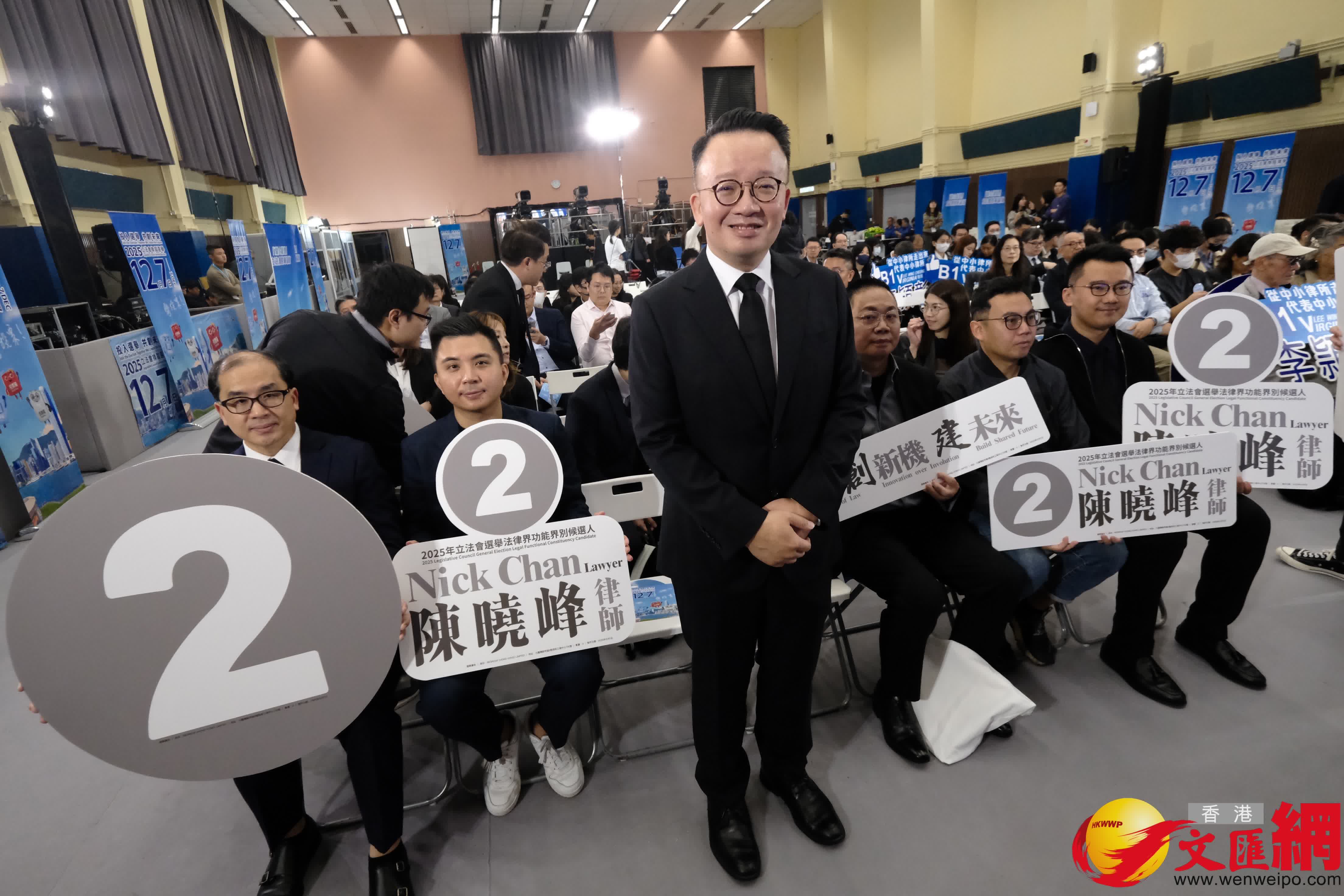 候選人B2號陳曉峰（香港文匯報涂穴攝）