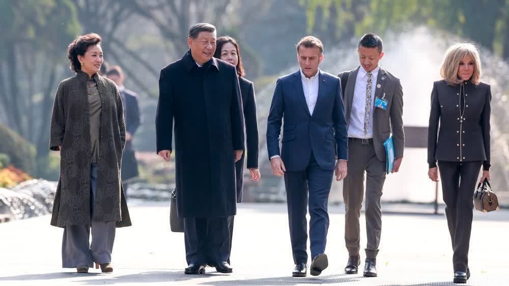 （有片）習近平同法國總統馬克龍在成都進行友好交流