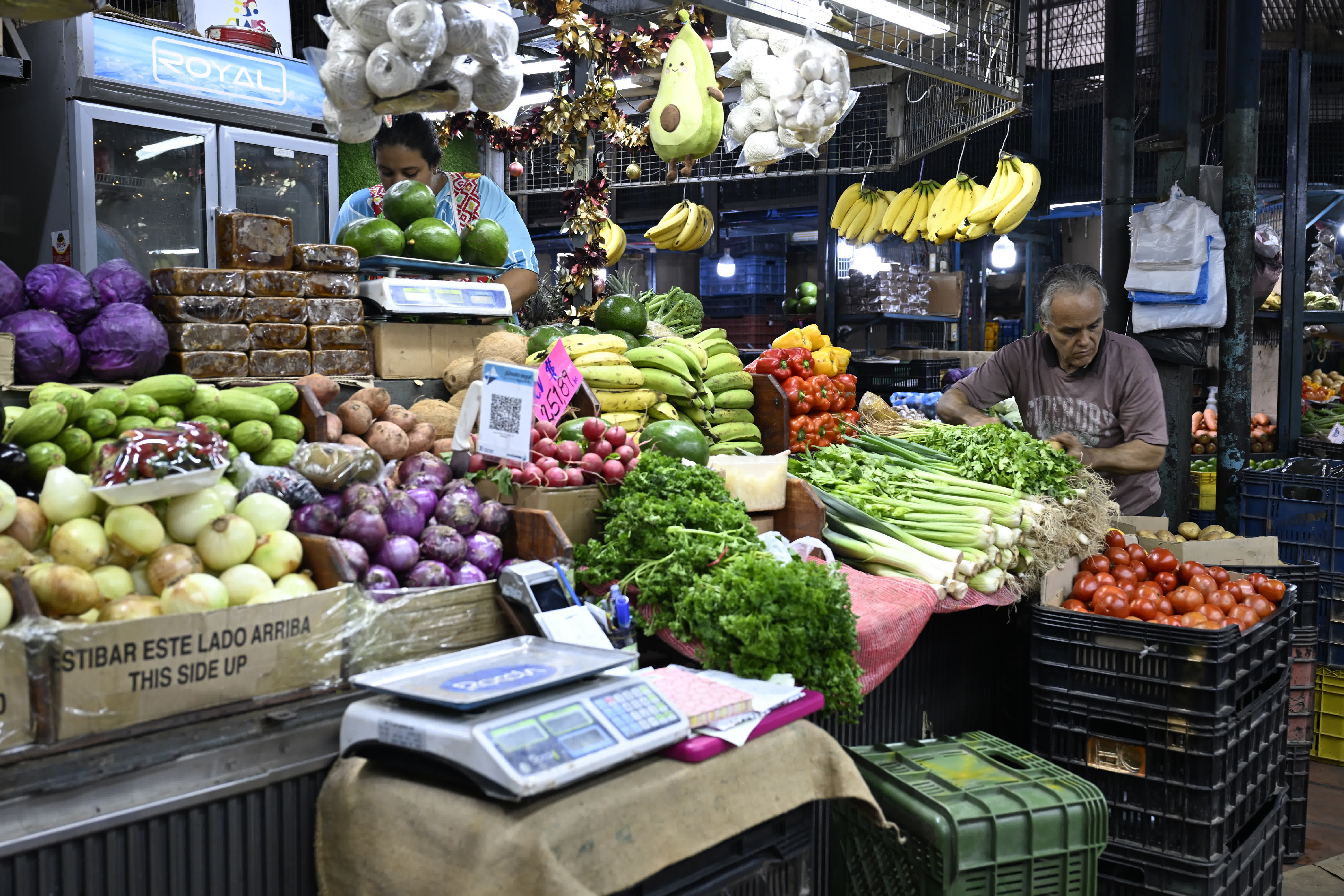 12月5日，在委內瑞拉首都加拉加斯，商戶在金塔克雷斯波市場忙碌。新華社