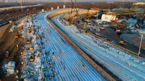 航拍哈爾濱冰雪大世界超級冰滑梯建設現場