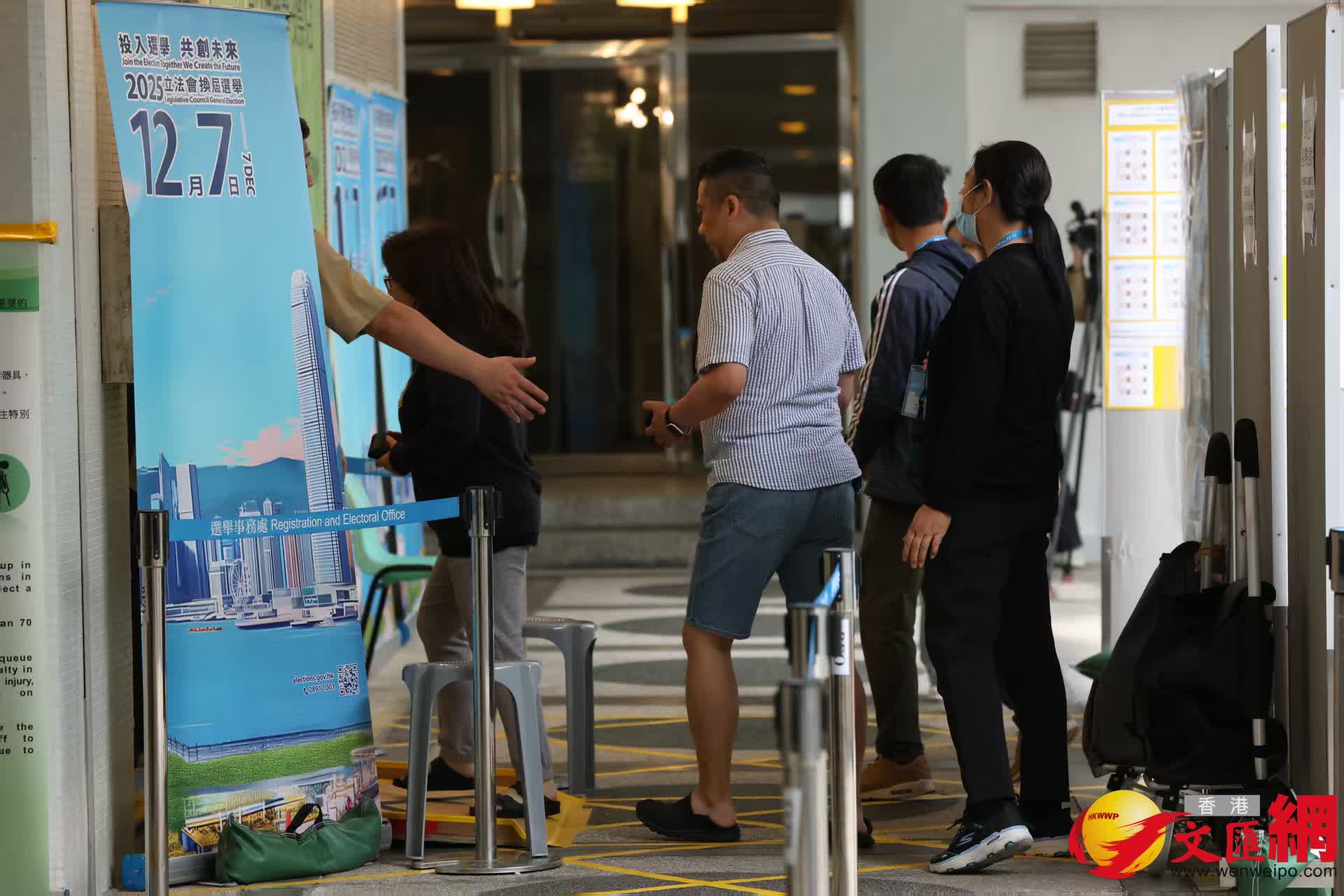 市民到票站投票。（香港文匯報記者萬霜靈攝）