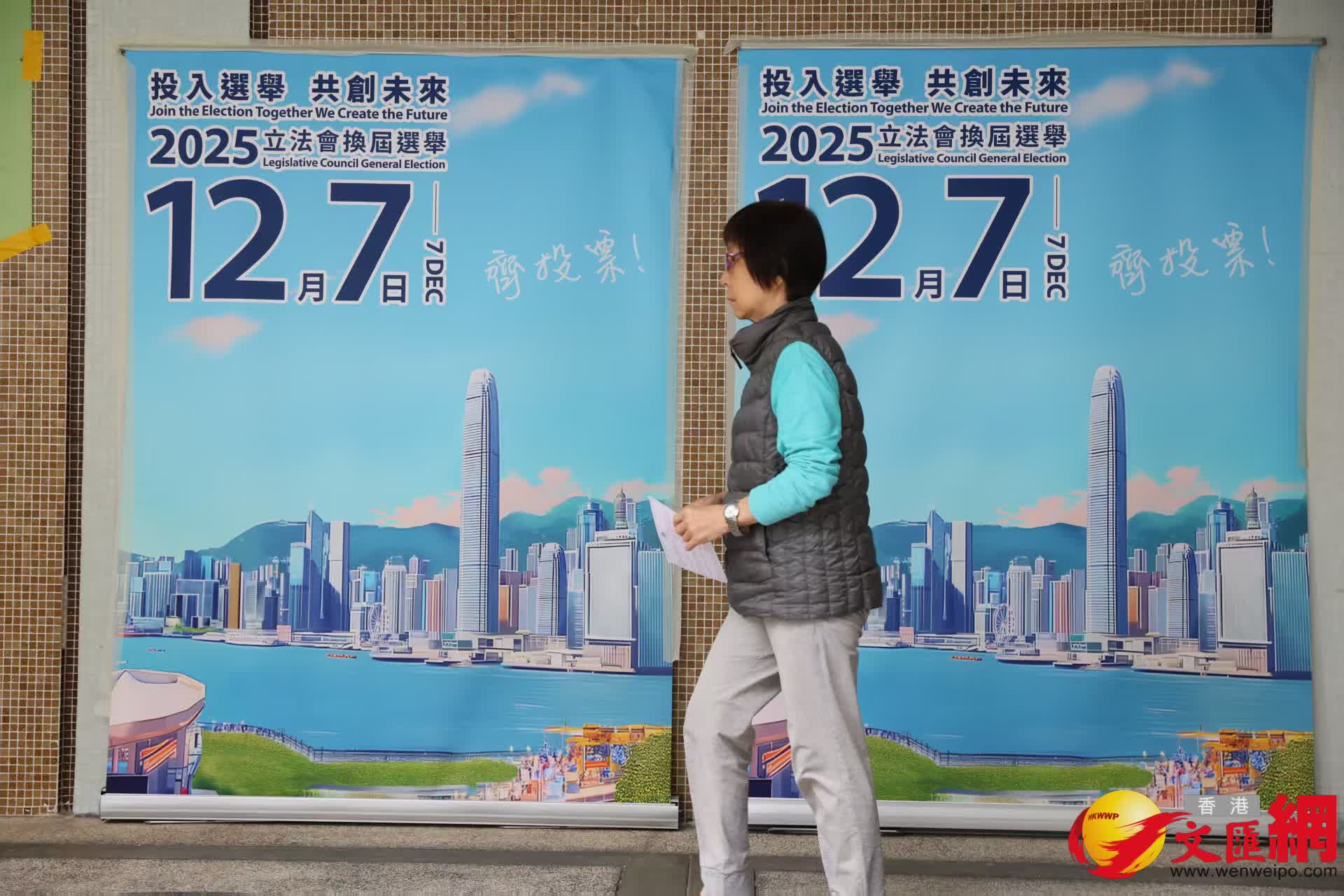 市民拿着投票書前往票站投票（香港文匯報記者萬霜靈攝）