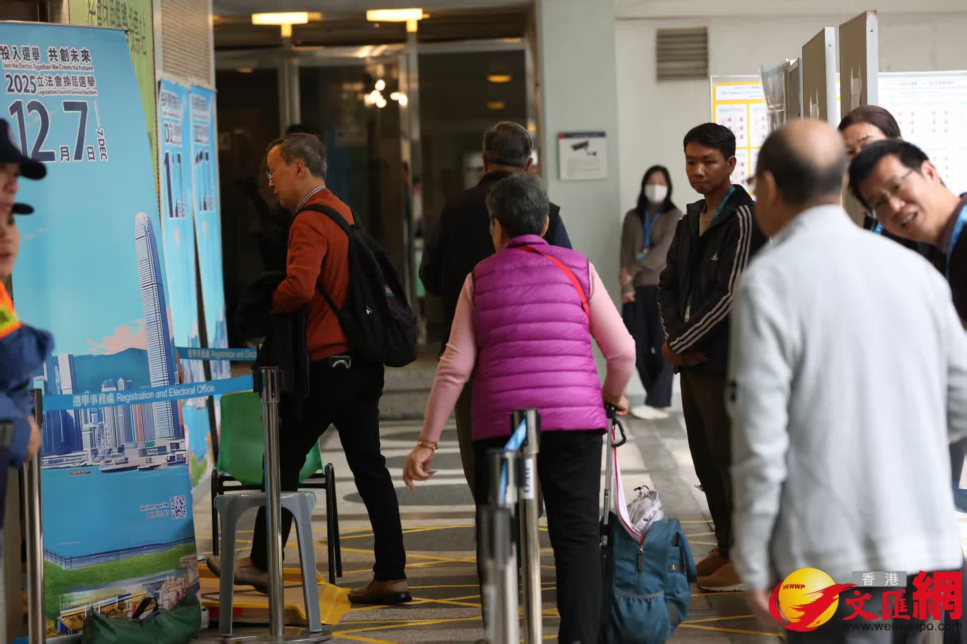 市民到票站投票。（香港文匯報記者萬霜靈攝）