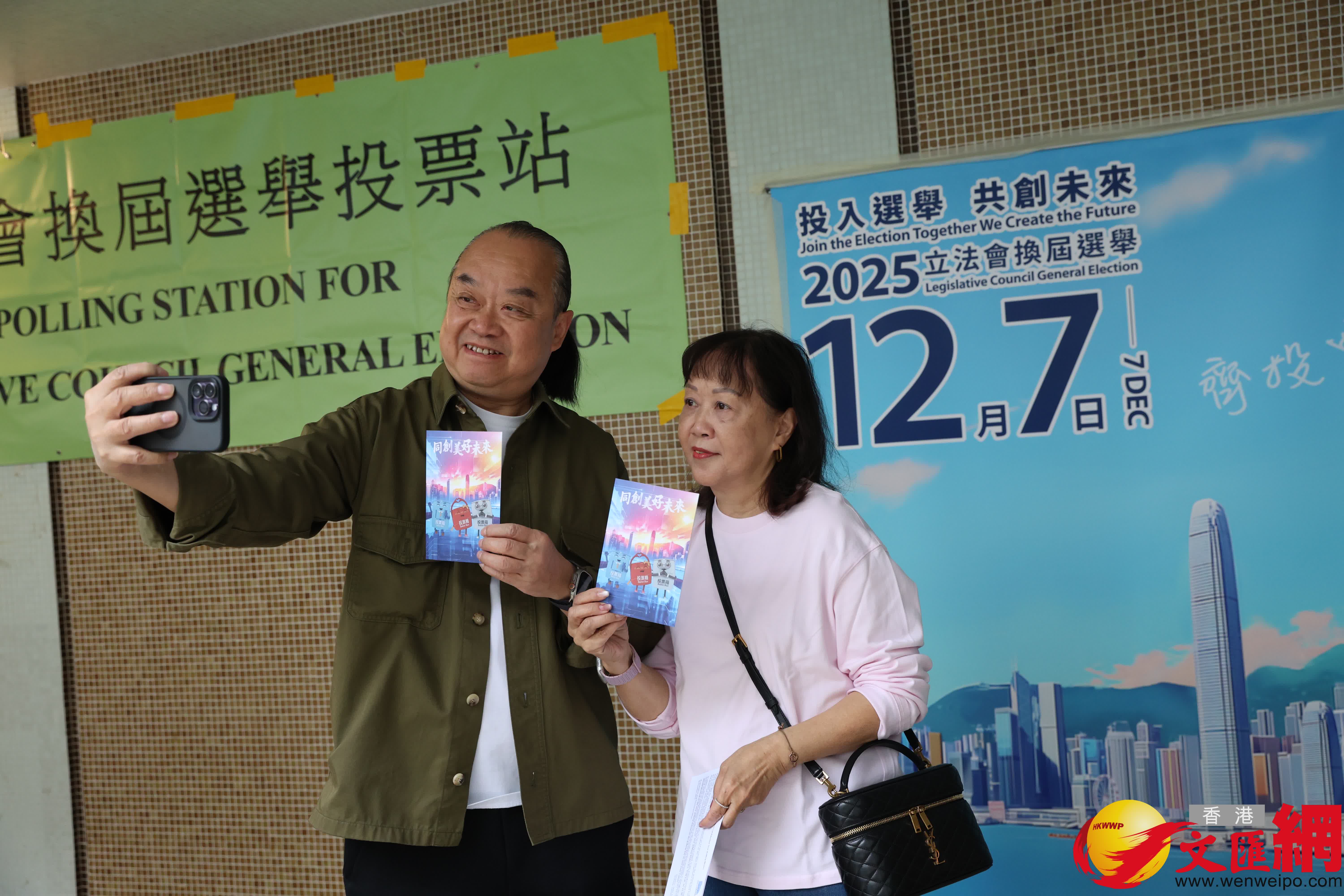 投完票的市民於門外準許區外打咭留念。（香港文匯報記者萬霜靈攝）