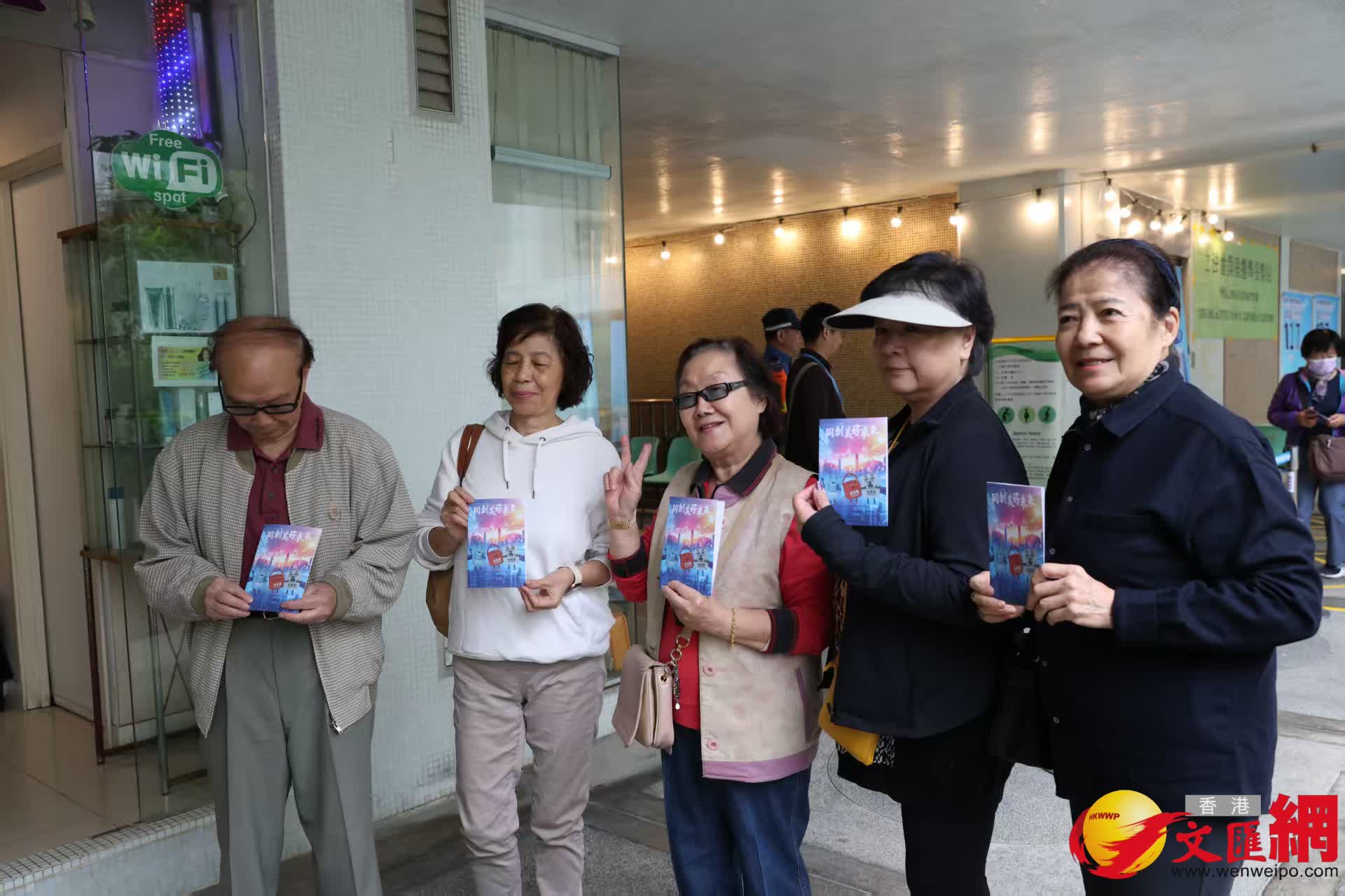 投完票的市民於門外準許區外打咭留念。（香港文匯報記者萬霜靈攝）