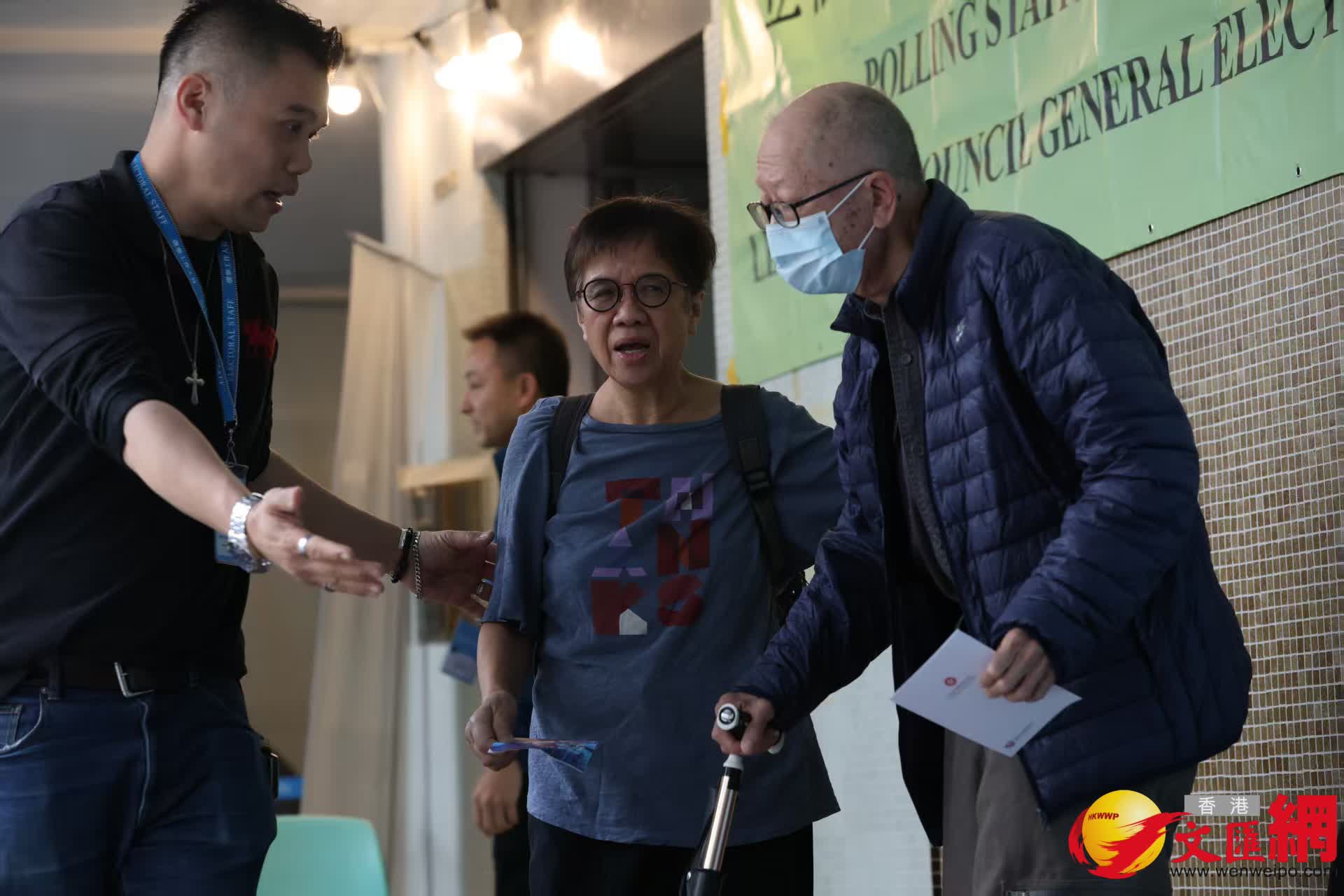 市民到票站投票。（香港文匯報記者萬霜靈攝）