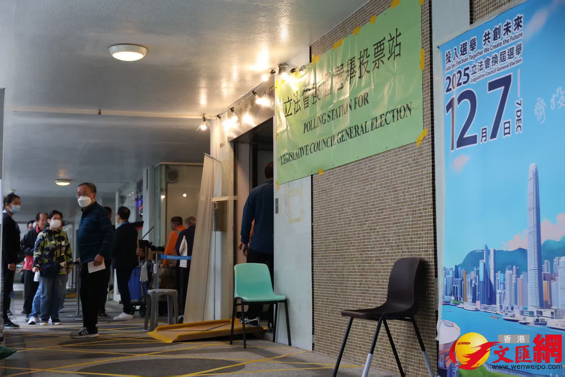 市民到票站投票。（香港文匯報記者萬霜靈攝）