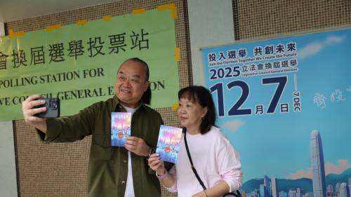 立法會選舉 | 市民投完票後　紛紛於門外打卡拍照留念