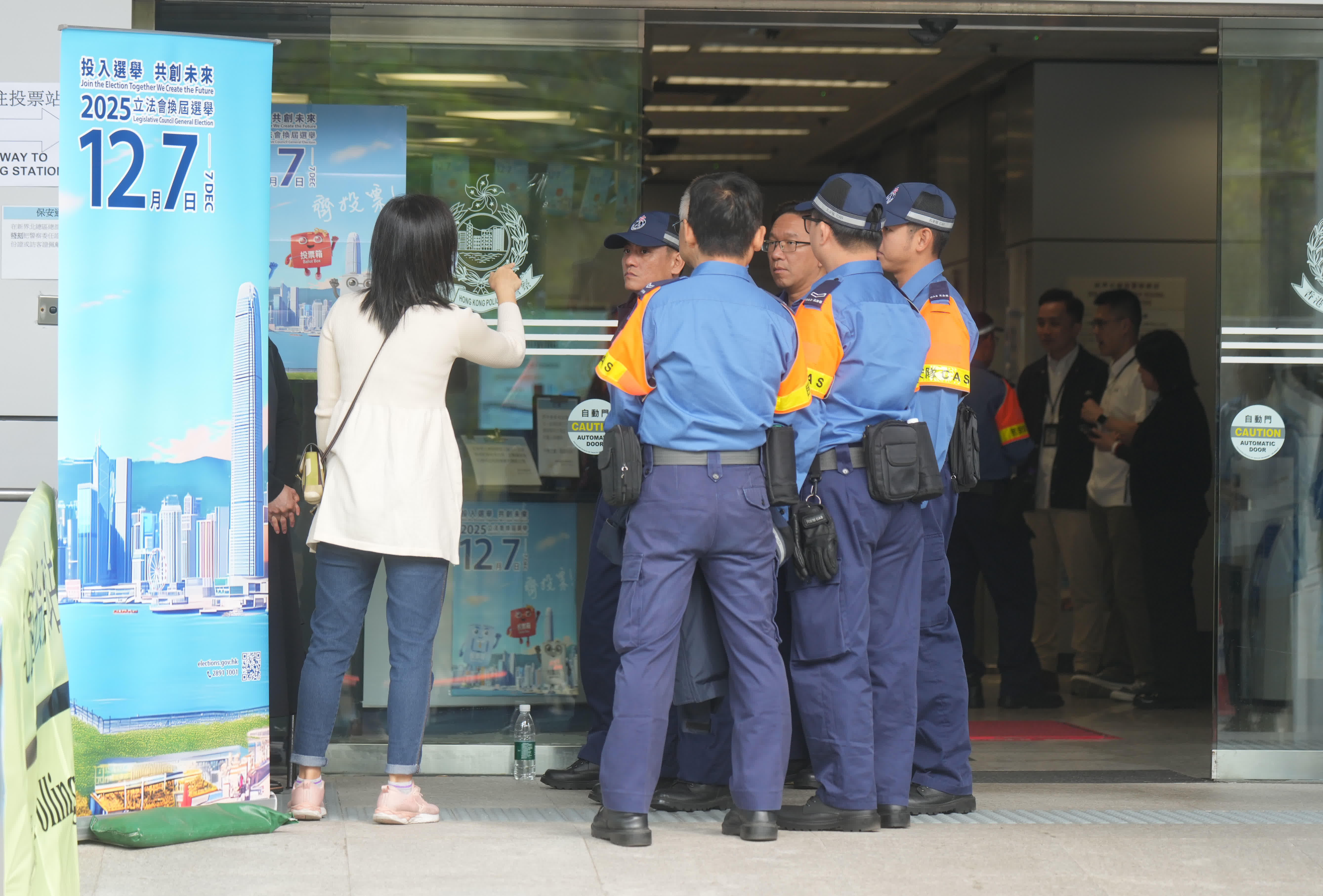 2025年立法會(huì)換屆選舉今日（7日）舉行，公務(wù)員專屬投票站運(yùn)作順利。（大公報(bào)記者黃洋港攝）
