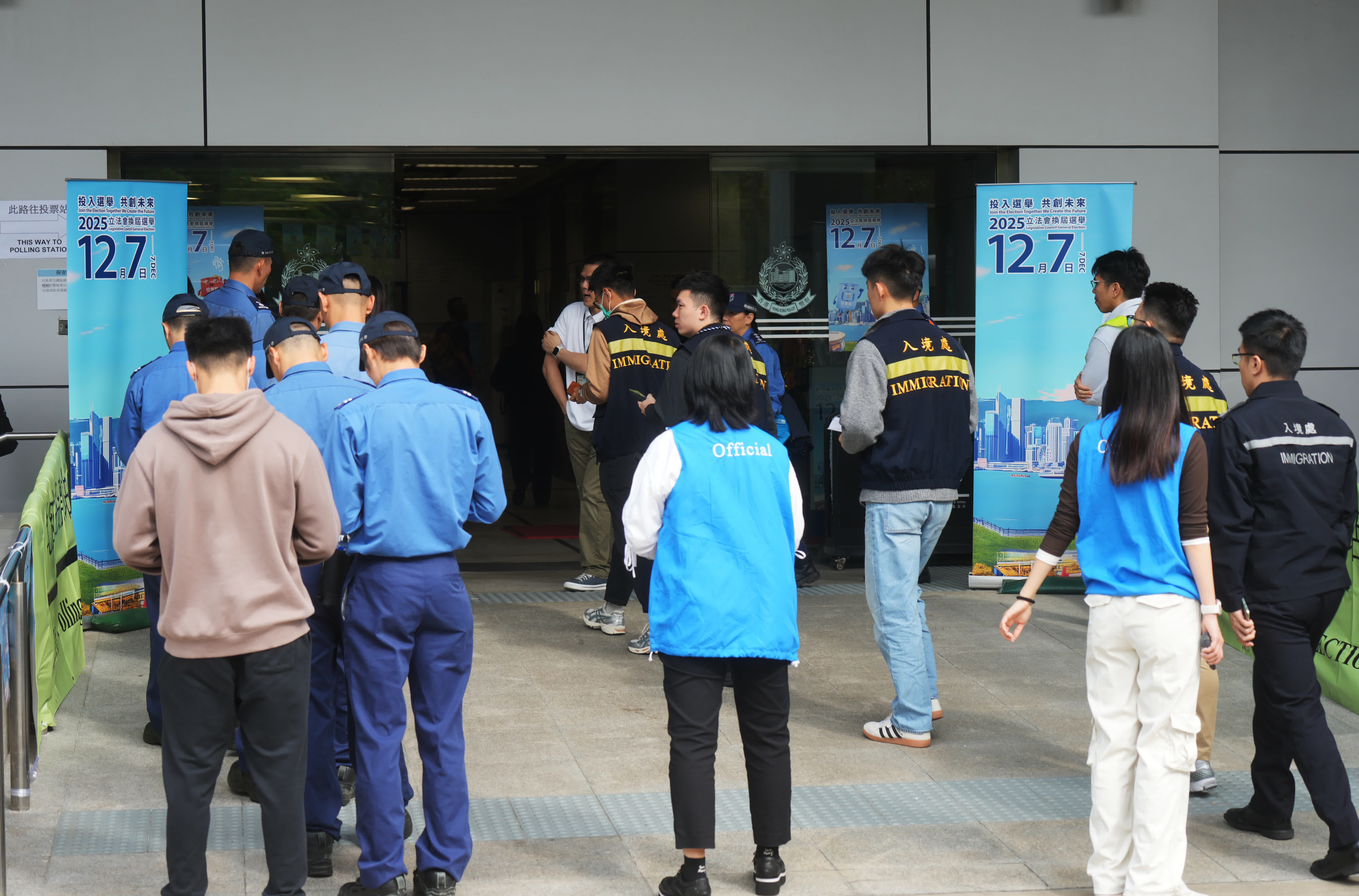 2025年立法會(huì)換屆選舉今日（7日）舉行，公務(wù)員專屬投票站運(yùn)作順利。（大公報(bào)記者黃洋港攝）