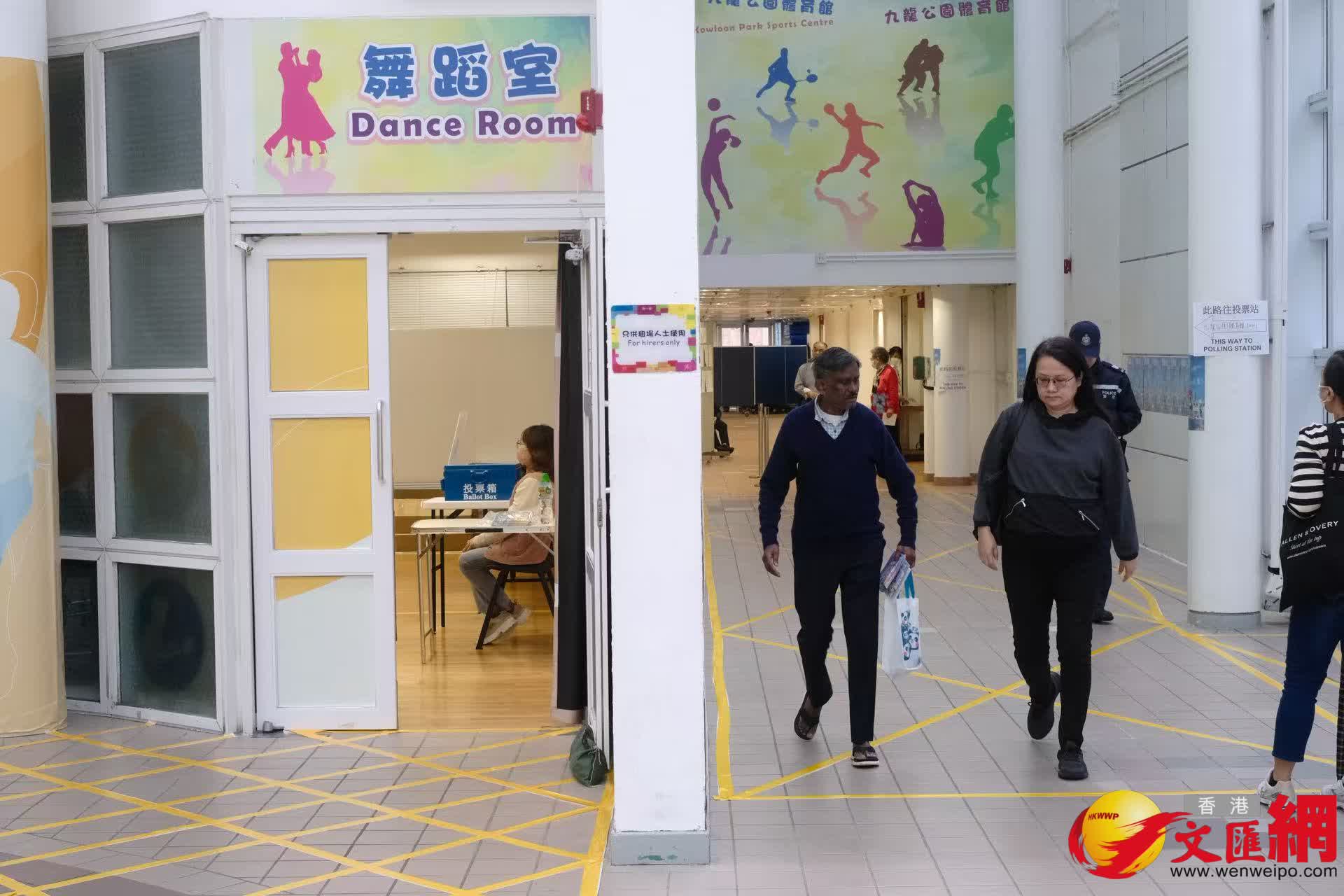 九龍公園少數(shù)族裔票站投票順暢。（香港文匯報(bào)涂穴攝）