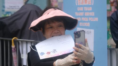 立法會選舉｜油麻地街坊會學校專屬票站運作順暢　市民投完票後於門外打卡拍照留念