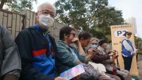 立法會選舉｜結伴搭車而來　市民們踴躍投票