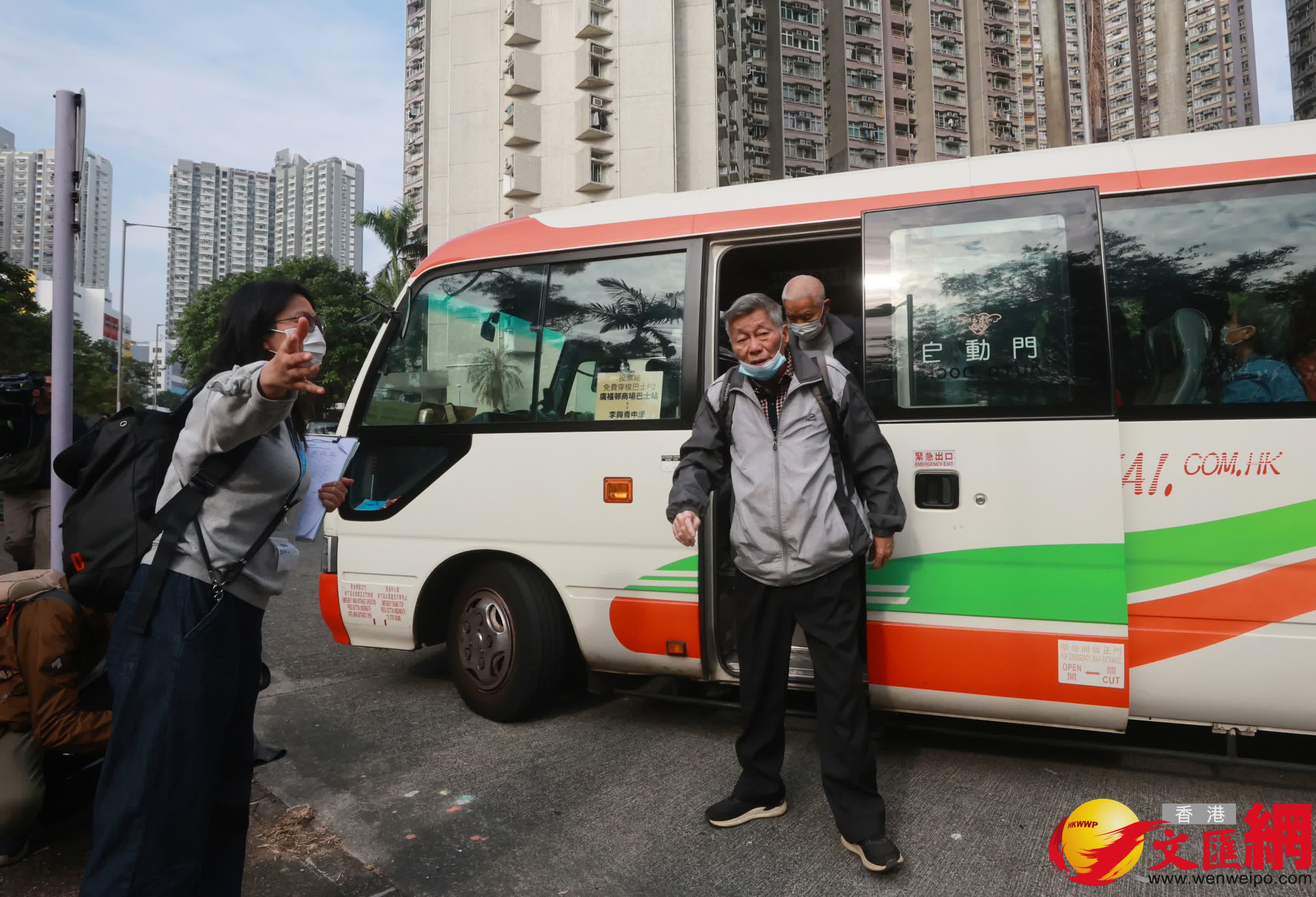 有市民乘車前來大埔票站投票。（香港文匯報記者郭木又攝）