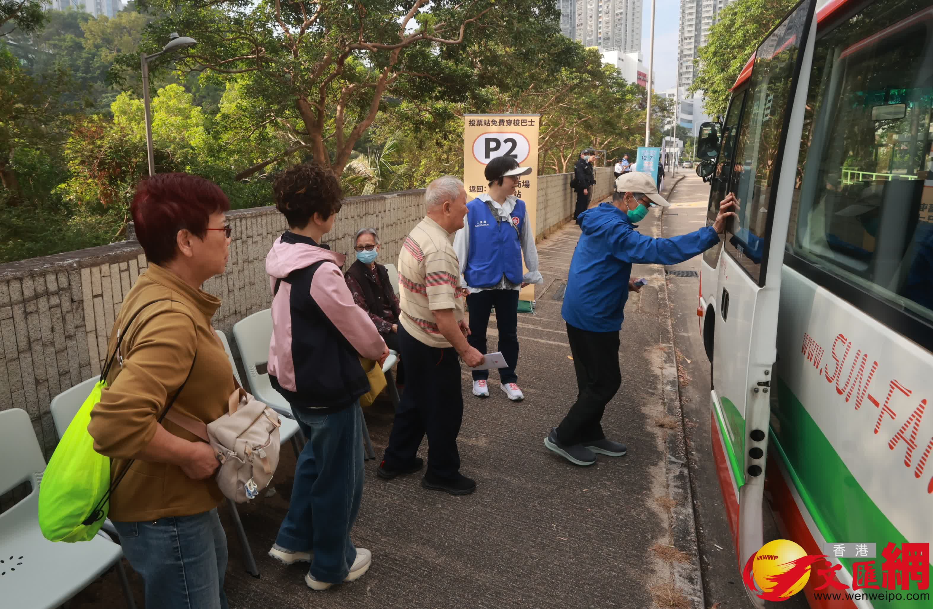 有市民乘車前來大埔票站投票。（香港文匯報記者郭木又攝）