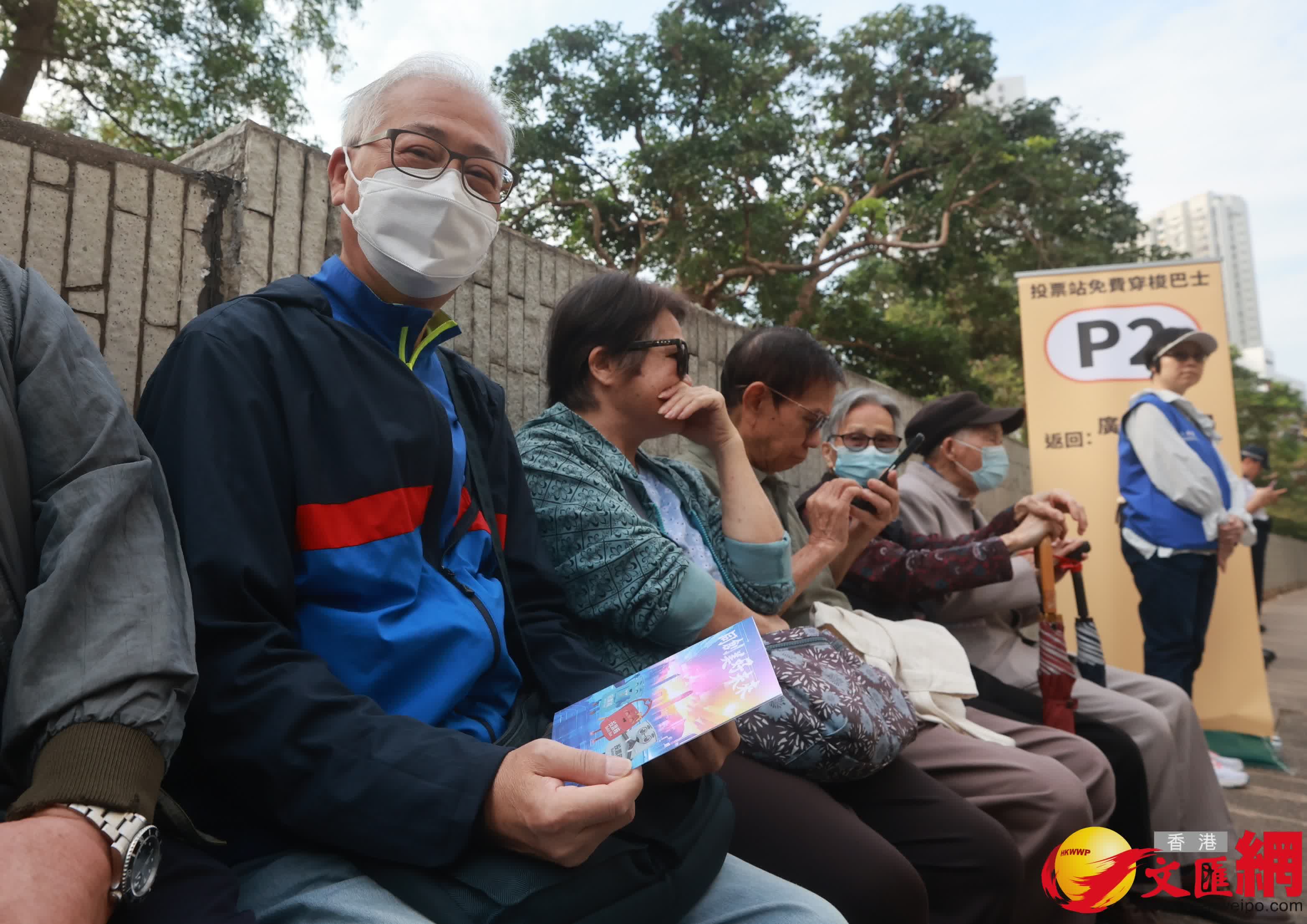 有市民乘車前來大埔票站投票。（香港文匯報記者郭木又攝）