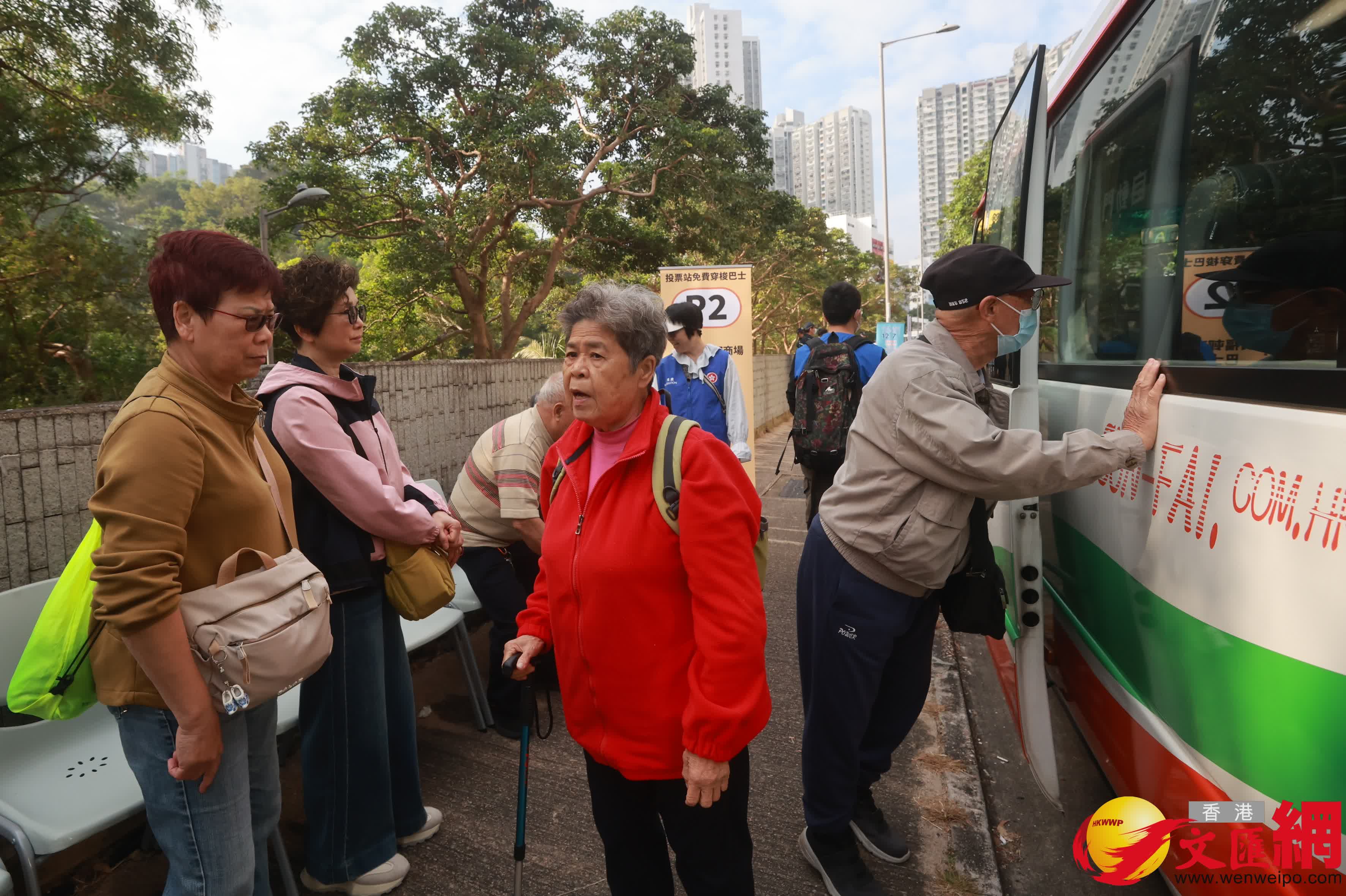 有市民乘車前來大埔票站投票。（香港文匯報記者郭木又攝）