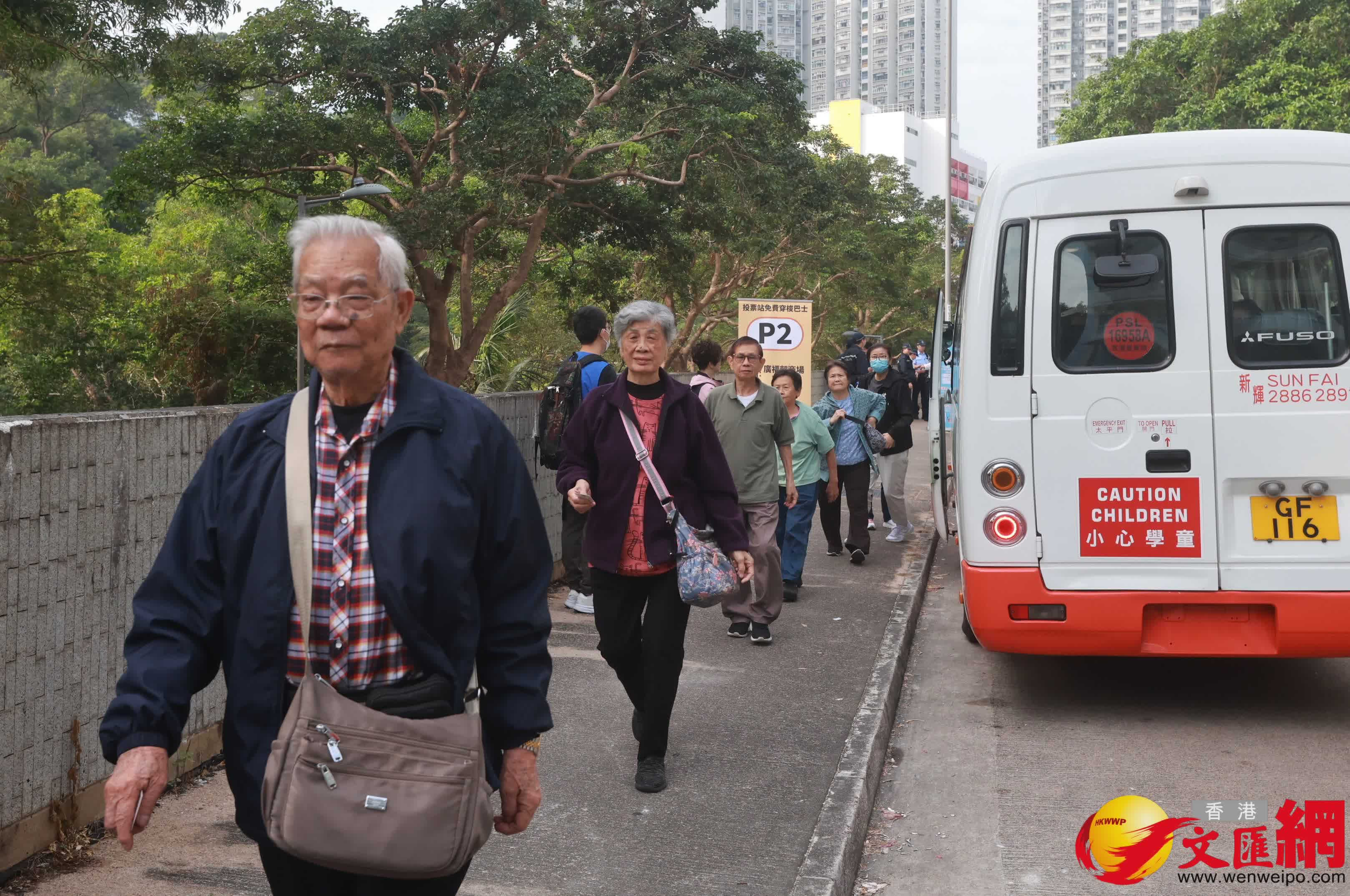 有市民乘車前來大埔票站投票。（香港文匯報記者郭木又攝）