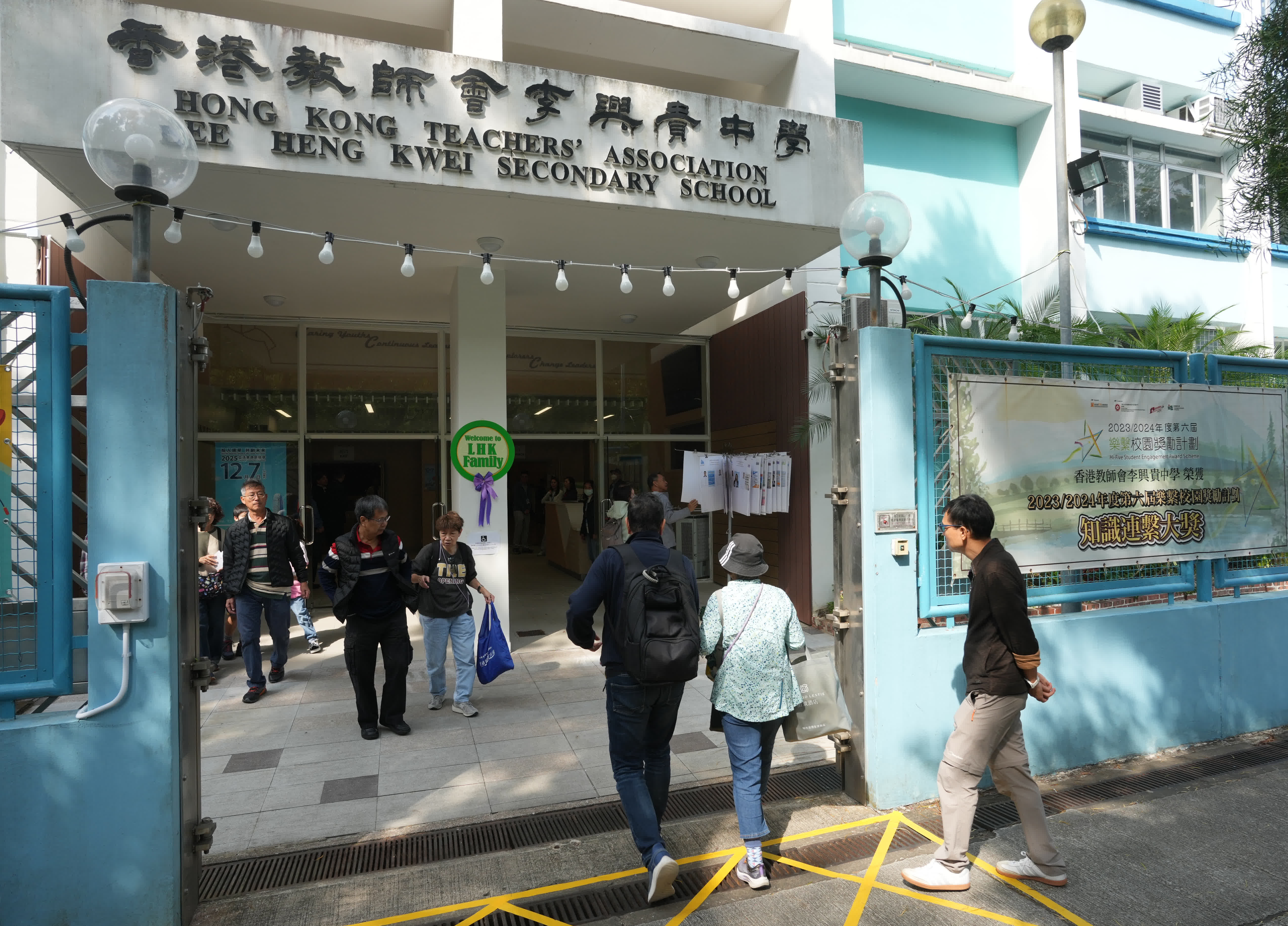 第八屆立法會換屆選舉今日（7日）舉行，大埔香港教師會李興貴中學立法會選舉投票站不少市民前來投票。（大公報記者黃洋港攝）大公報記者黃洋港攝