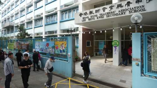 （多圖）立法會選舉｜市民到大埔香港教師會李興貴中學投票站有序投票