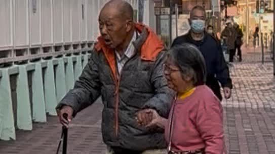 立法會選舉｜（有片）92歲拄拐長者堅持到票站投票　冀當選議員為市民辦實事