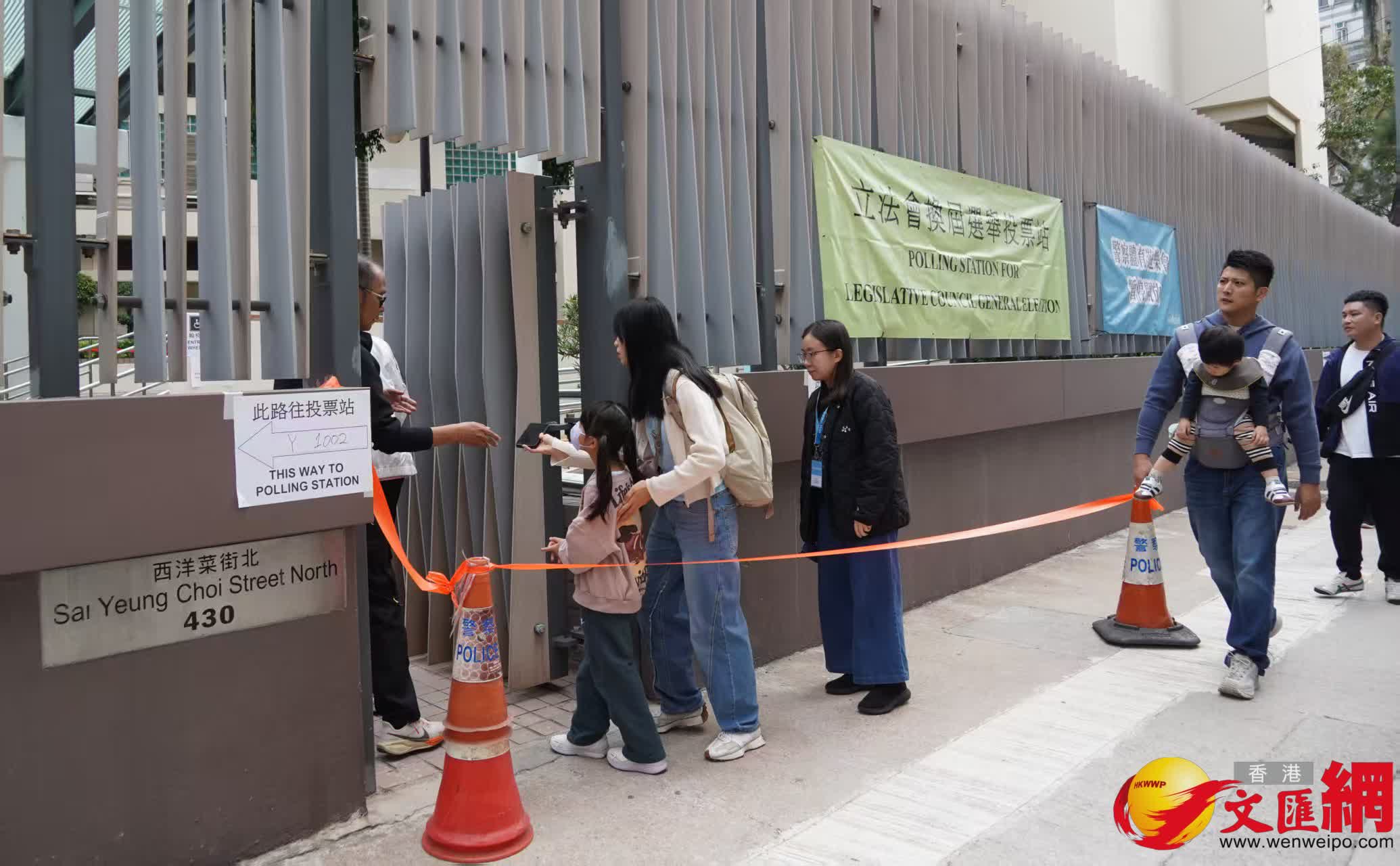 中午時分，陸續有警察前來香港警務處警察體育遊樂會專屬票站投票。（香港文匯報記者湯馬斯攝）