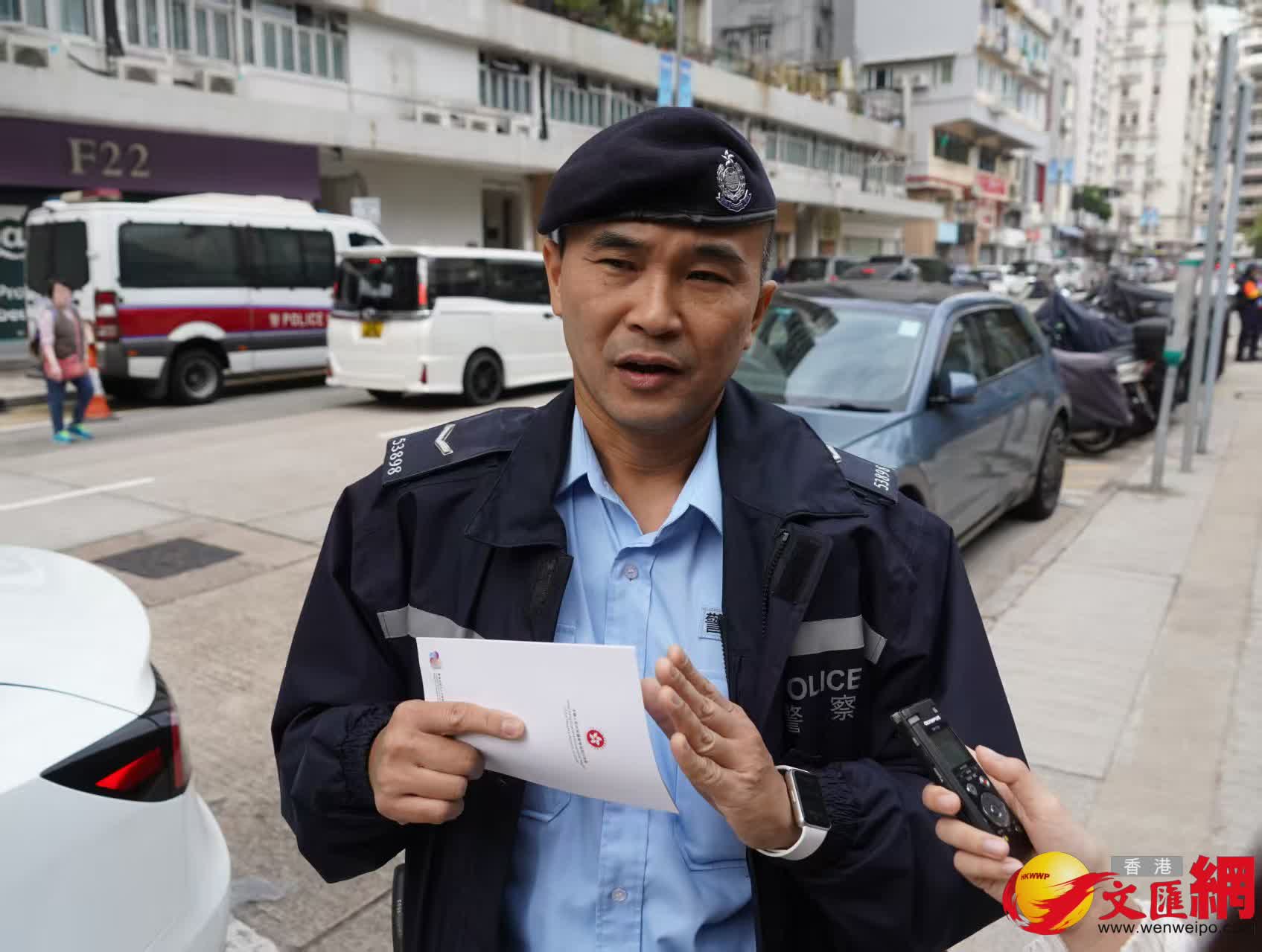中午時分，陸續有警察前來香港警務處警察體育遊樂會專屬票站投票。（香港文匯報記者湯馬斯攝）