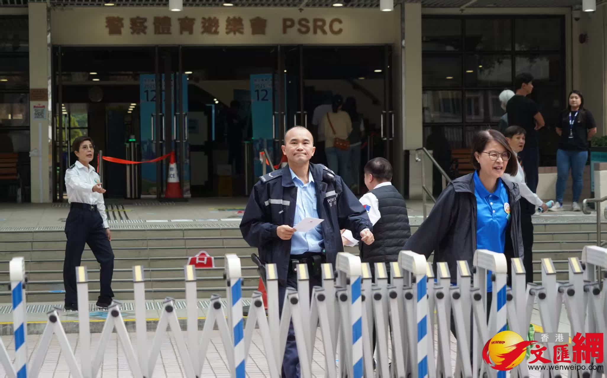 中午時分，陸續有警察前來香港警務處警察體育遊樂會專屬票站投票。（香港文匯報記者湯馬斯攝）