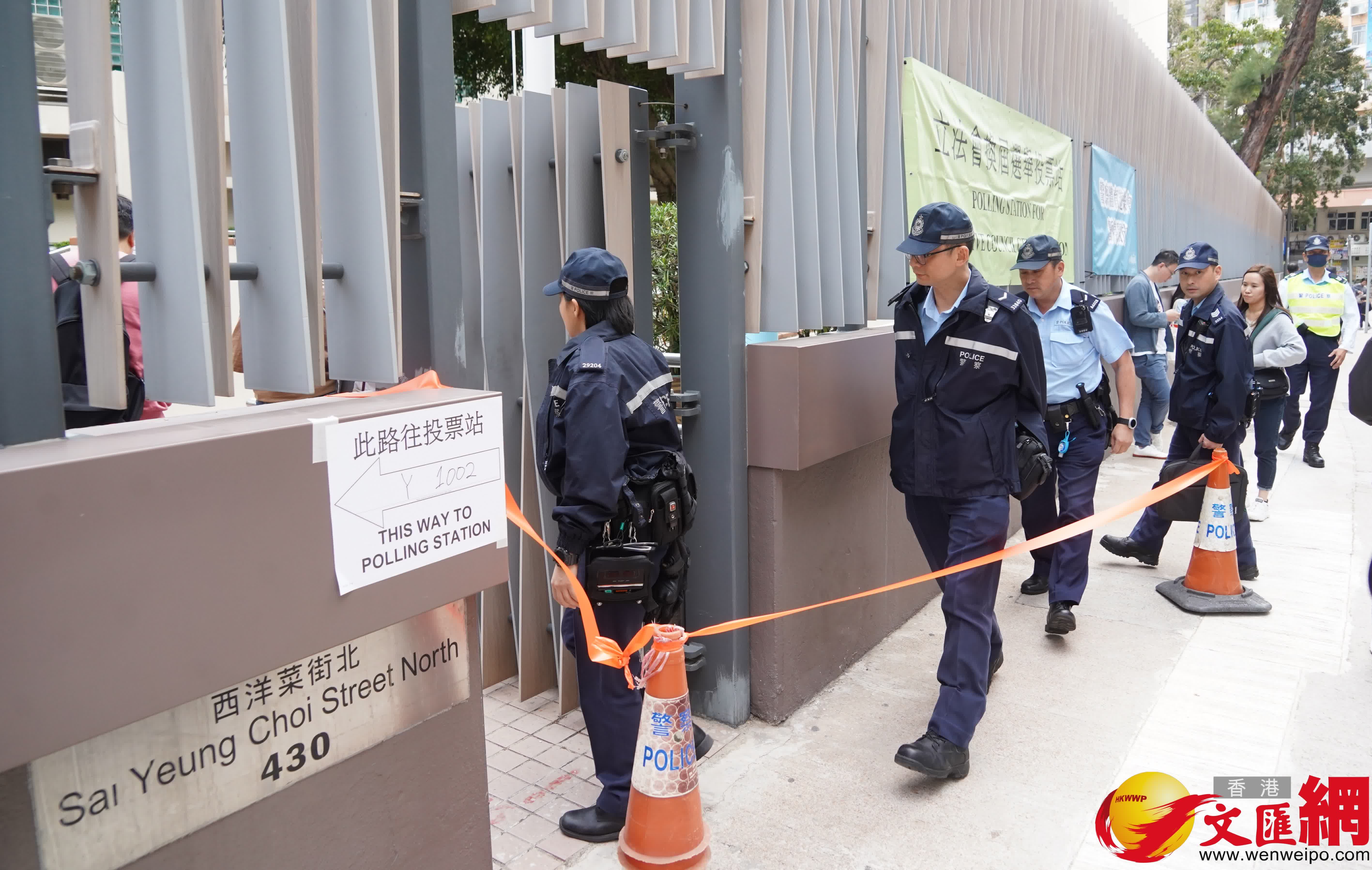 中午時分，陸續有警察前來香港警務處警察體育遊樂會專屬票站投票。（香港文匯報記者湯馬斯攝）