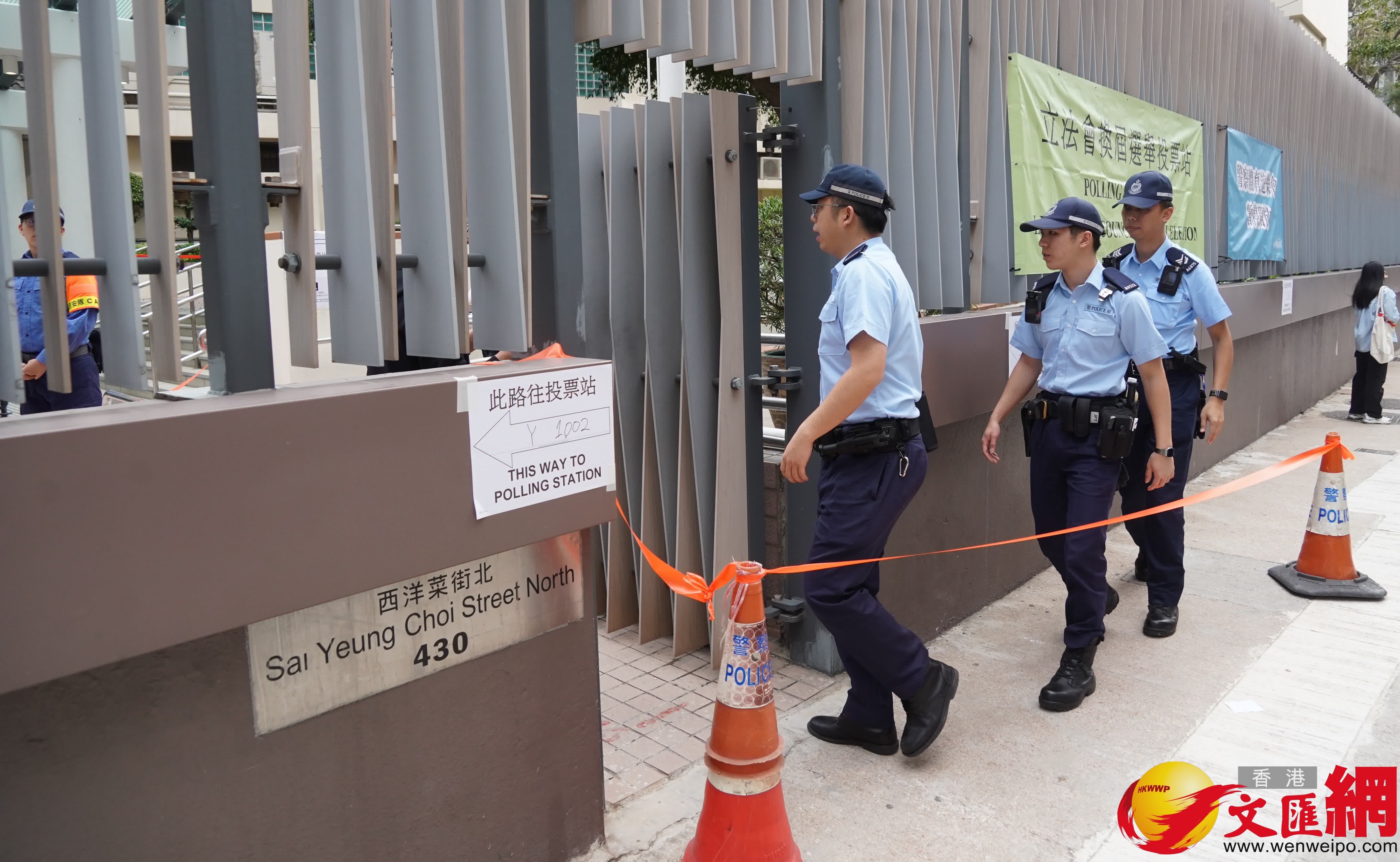 中午時分，陸續有警察前來香港警務處警察體育遊樂會專屬票站投票。（香港文匯報記者湯馬斯攝）
