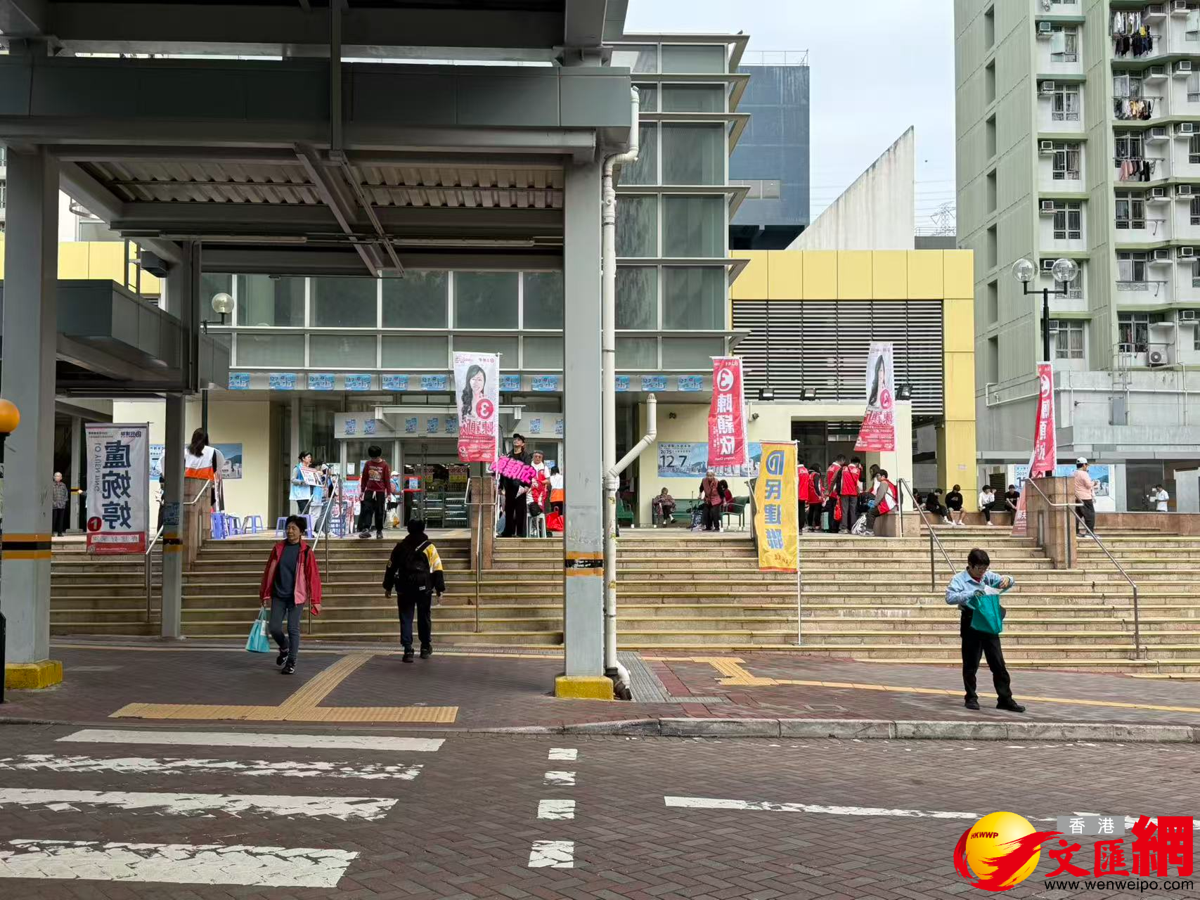 立法會選舉｜直擊梨木樹社區投票站 助選氣氛濃厚 - 香港 - 香港文匯網