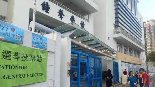 立法會選舉︱元朗鐘聲學校投票站　市民讚投票過程快捷順暢