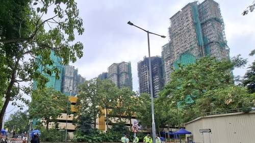 截至下午6時　224幢私人樓宇外牆棚網已移除