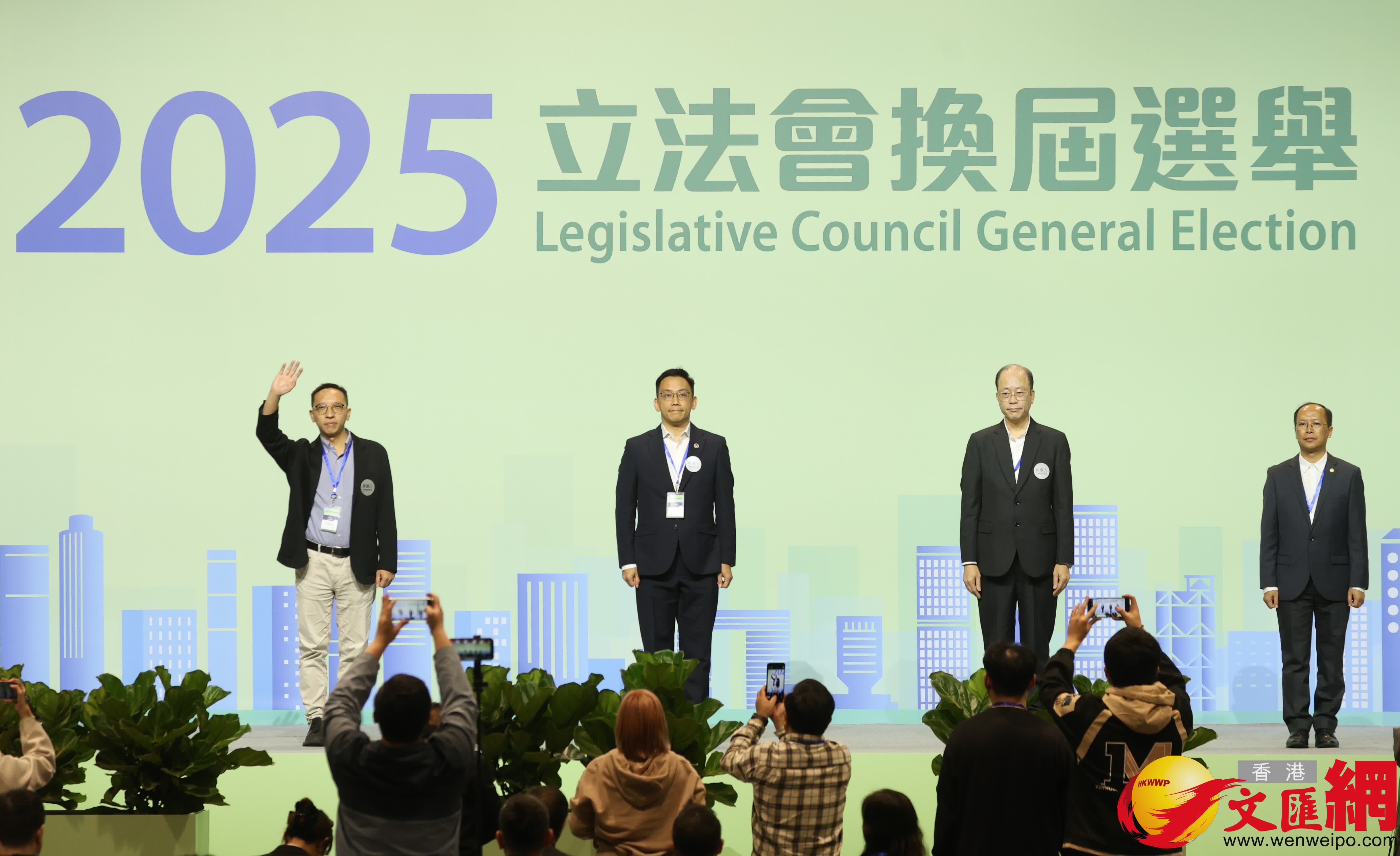 功能界別勞工界，周小松（左三）、李廣宇（左二）、林偉江（左一）當選。（香港文匯報記者曾興偉攝）