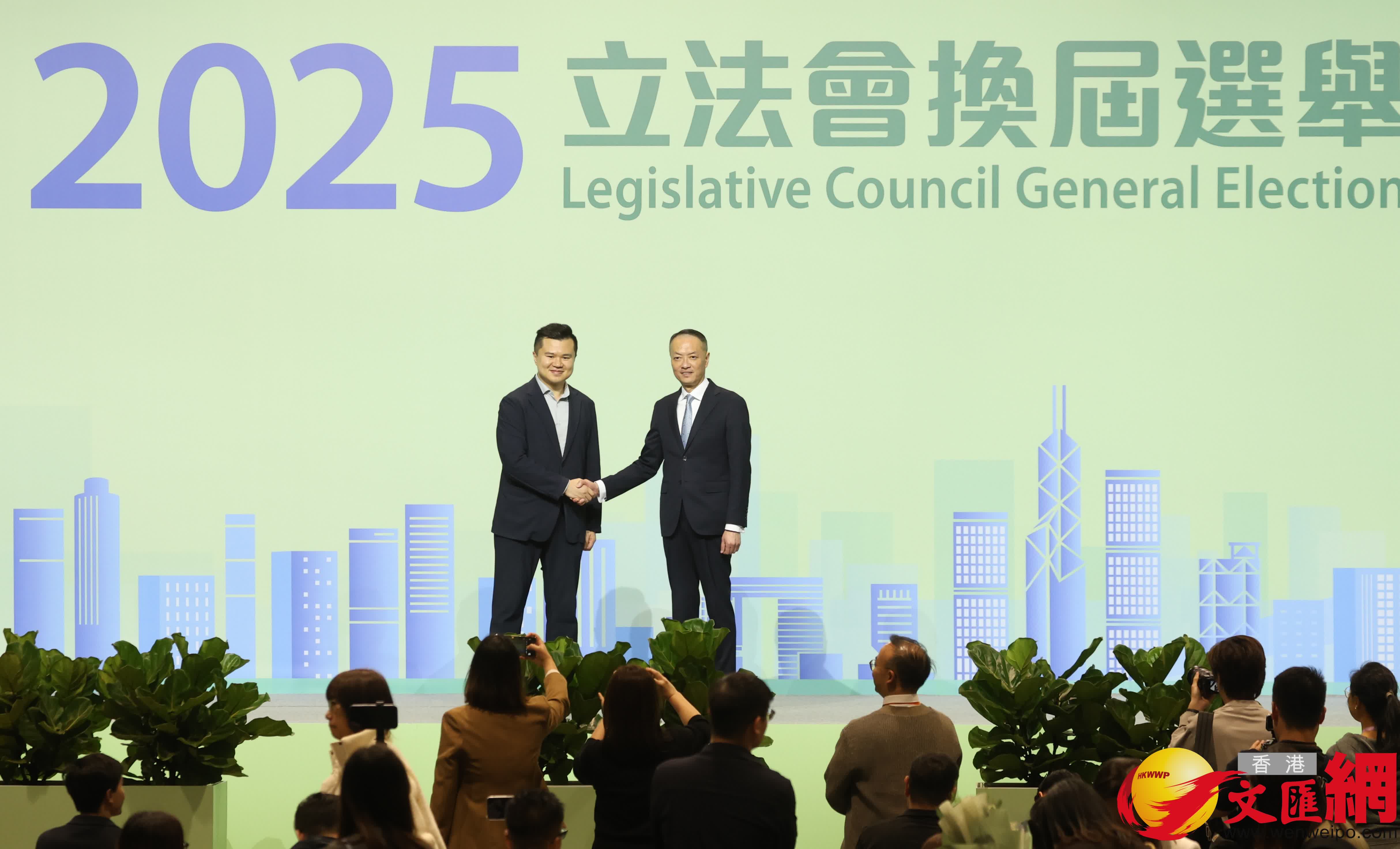 功能界別工業界（第二），吳永嘉（右）當選。（香港文匯報記者曾興偉攝）