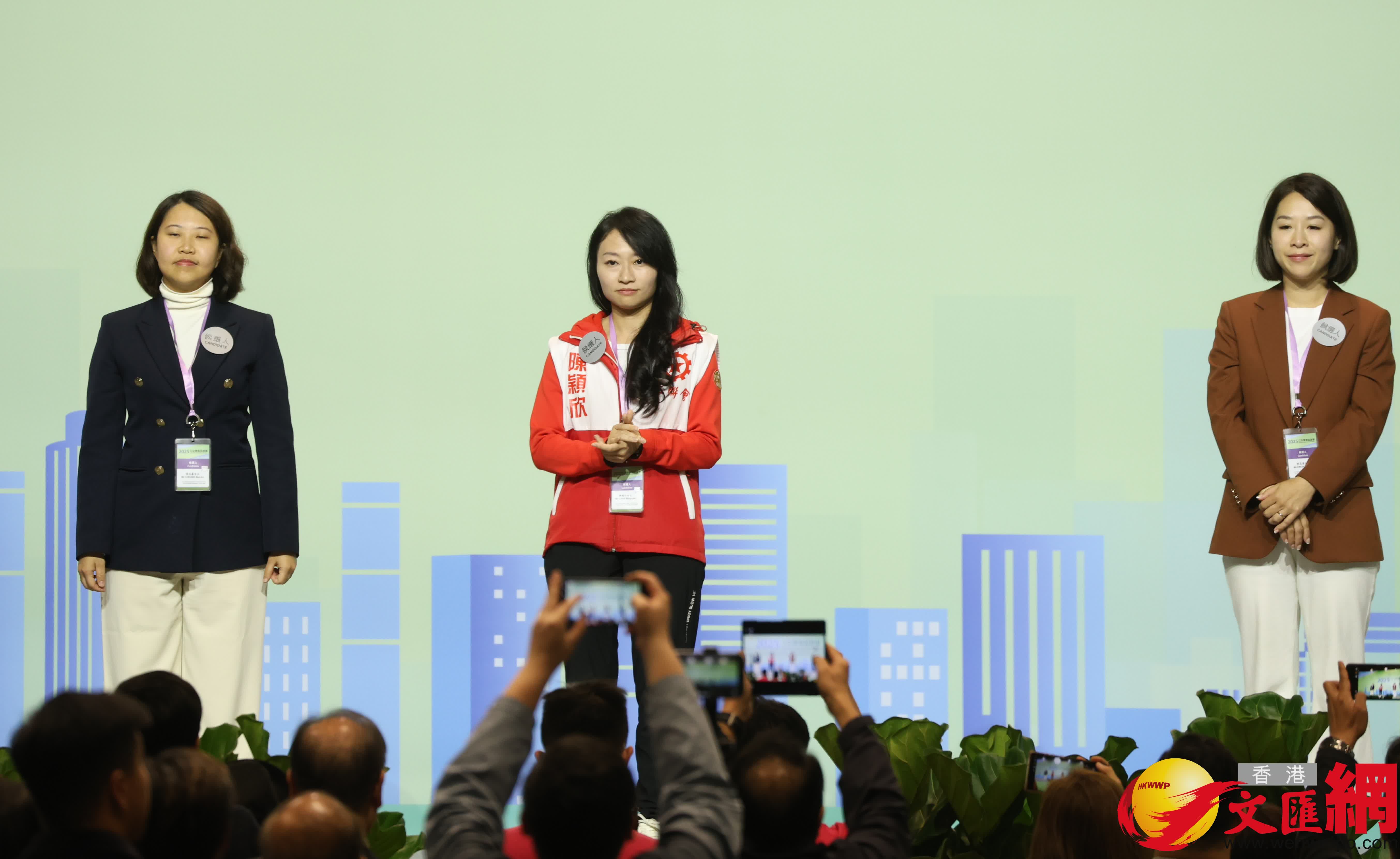 地區直選新界西南，陳穎欣（中）、郭芙蓉（右）當選。（香港文匯報記者曾興偉攝）