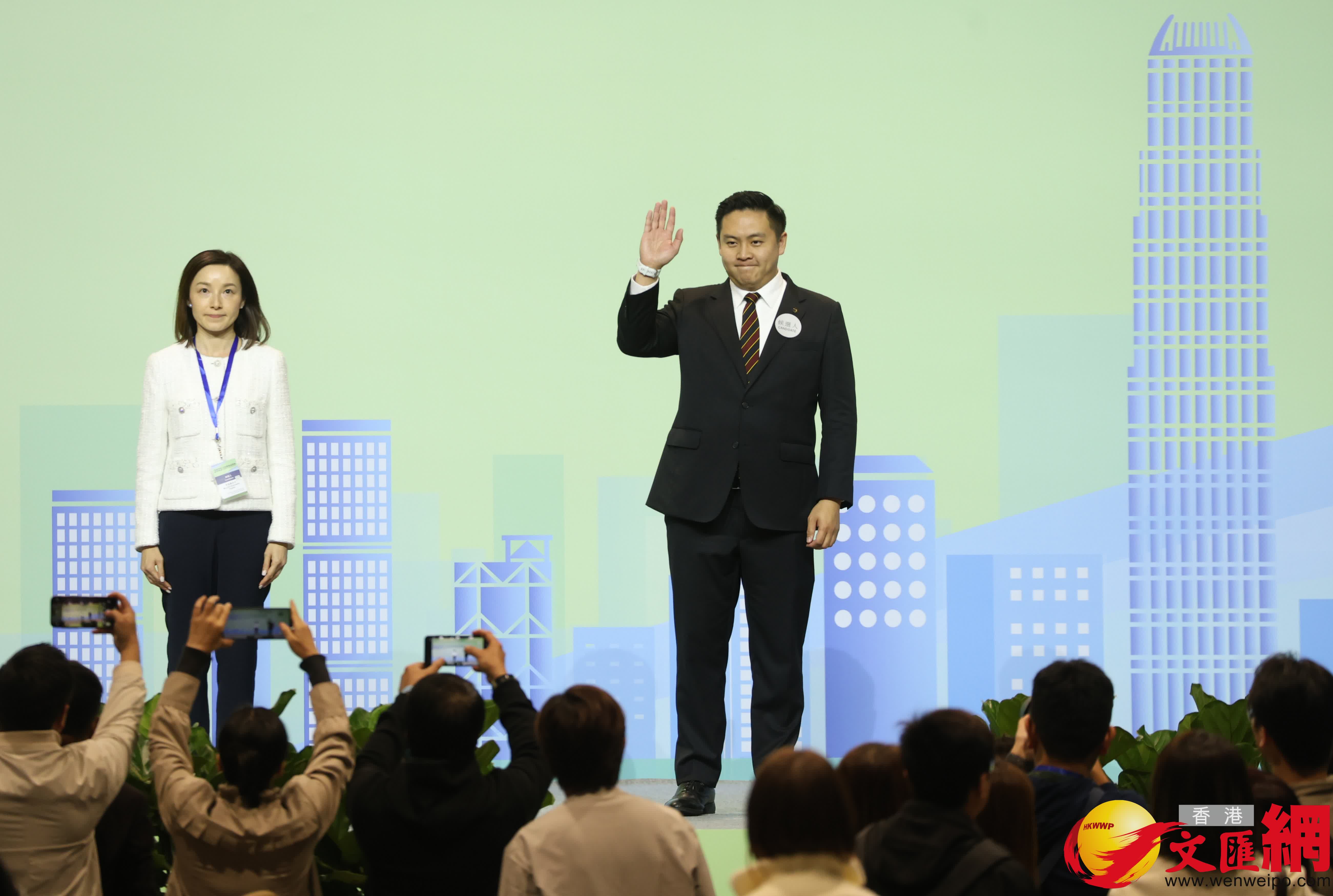 功能界別進出口界，鍾奇峰（右）當選。（香港文匯報記者曾興偉攝）