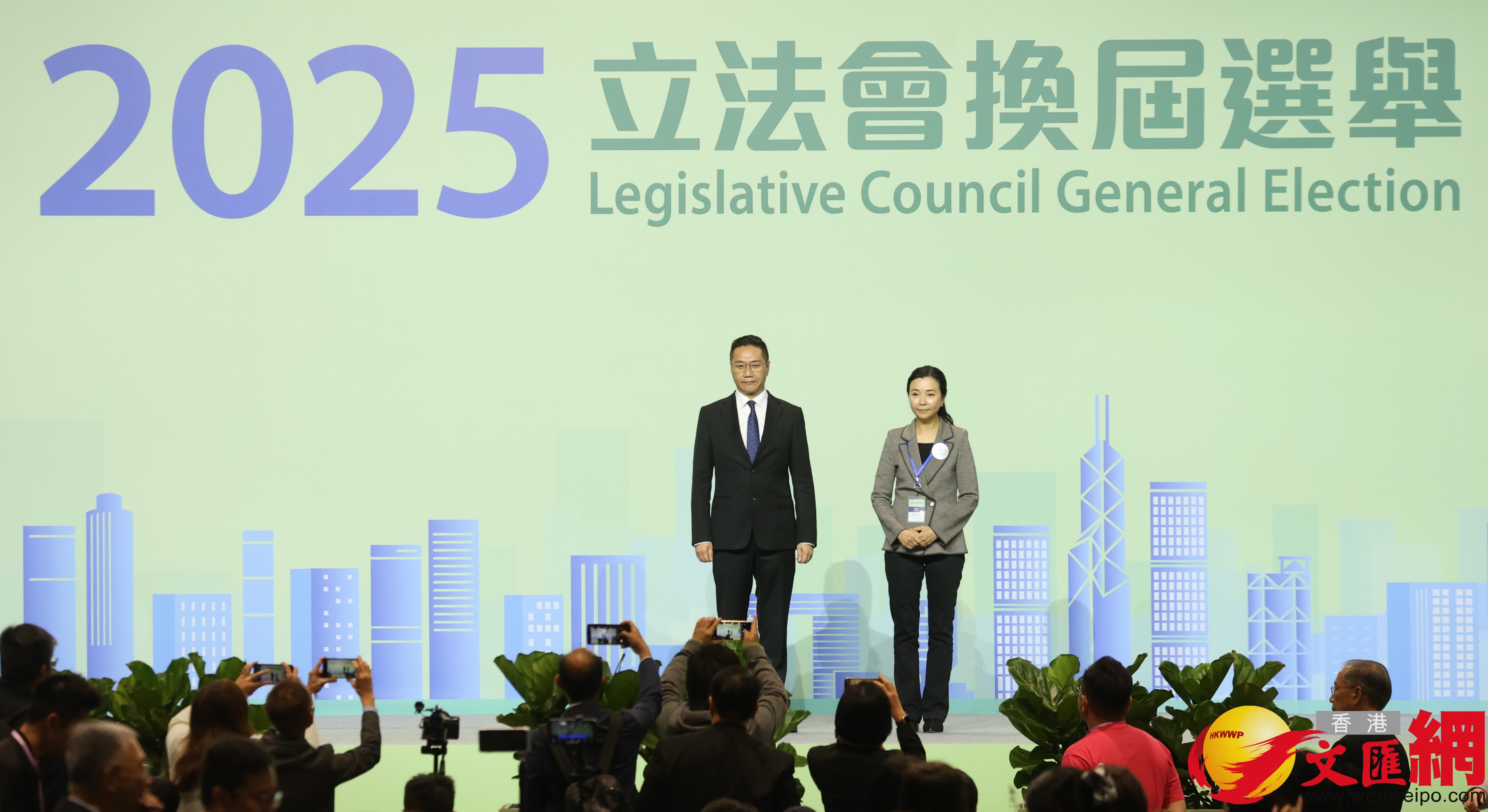 功能界別批發及零售界，邵家輝（左）當選。（香港文匯報記者曾興偉攝）