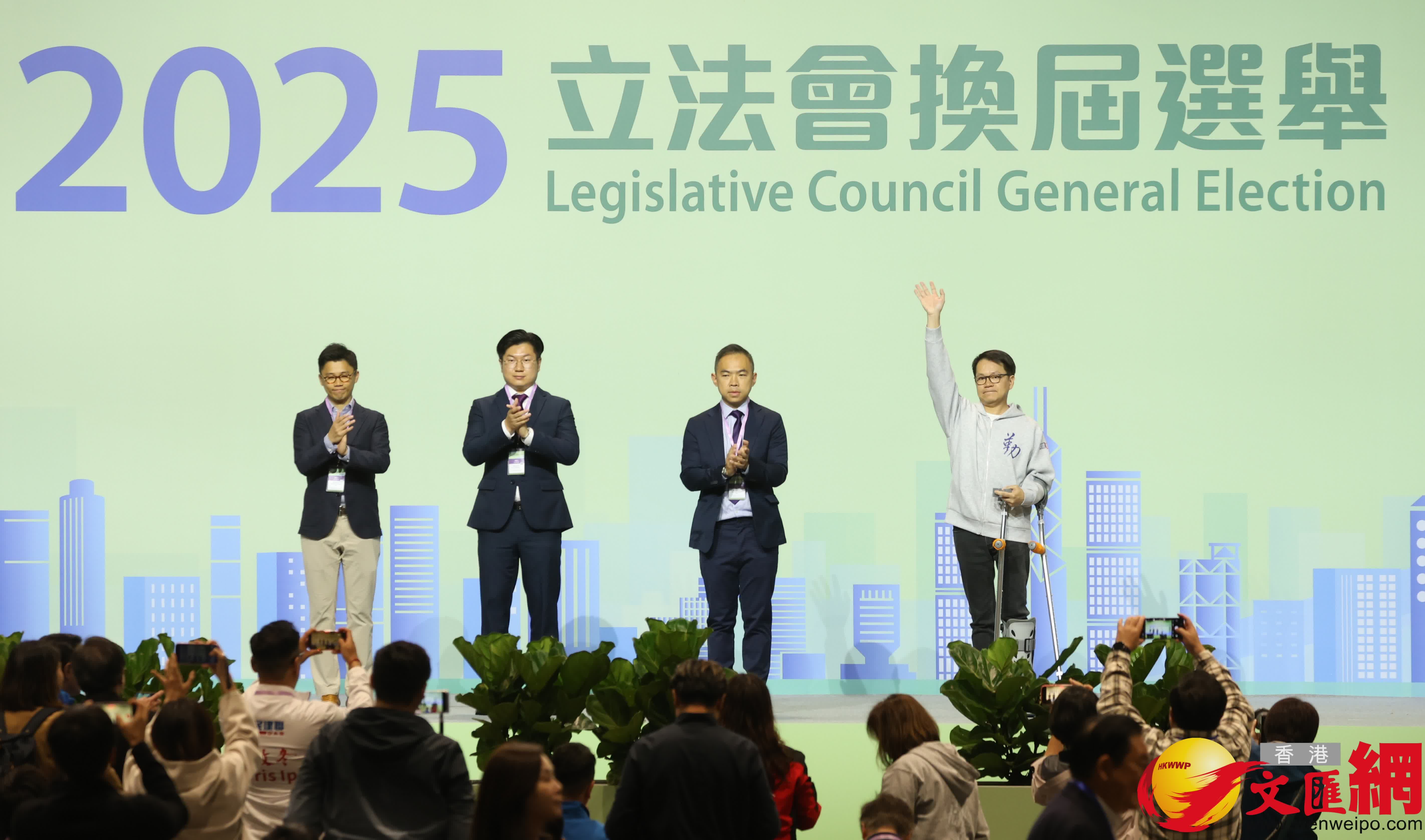 地方直選新界東北，陳克勤（右一）、李梓敬當選。（香港文匯報記者曾興偉攝）