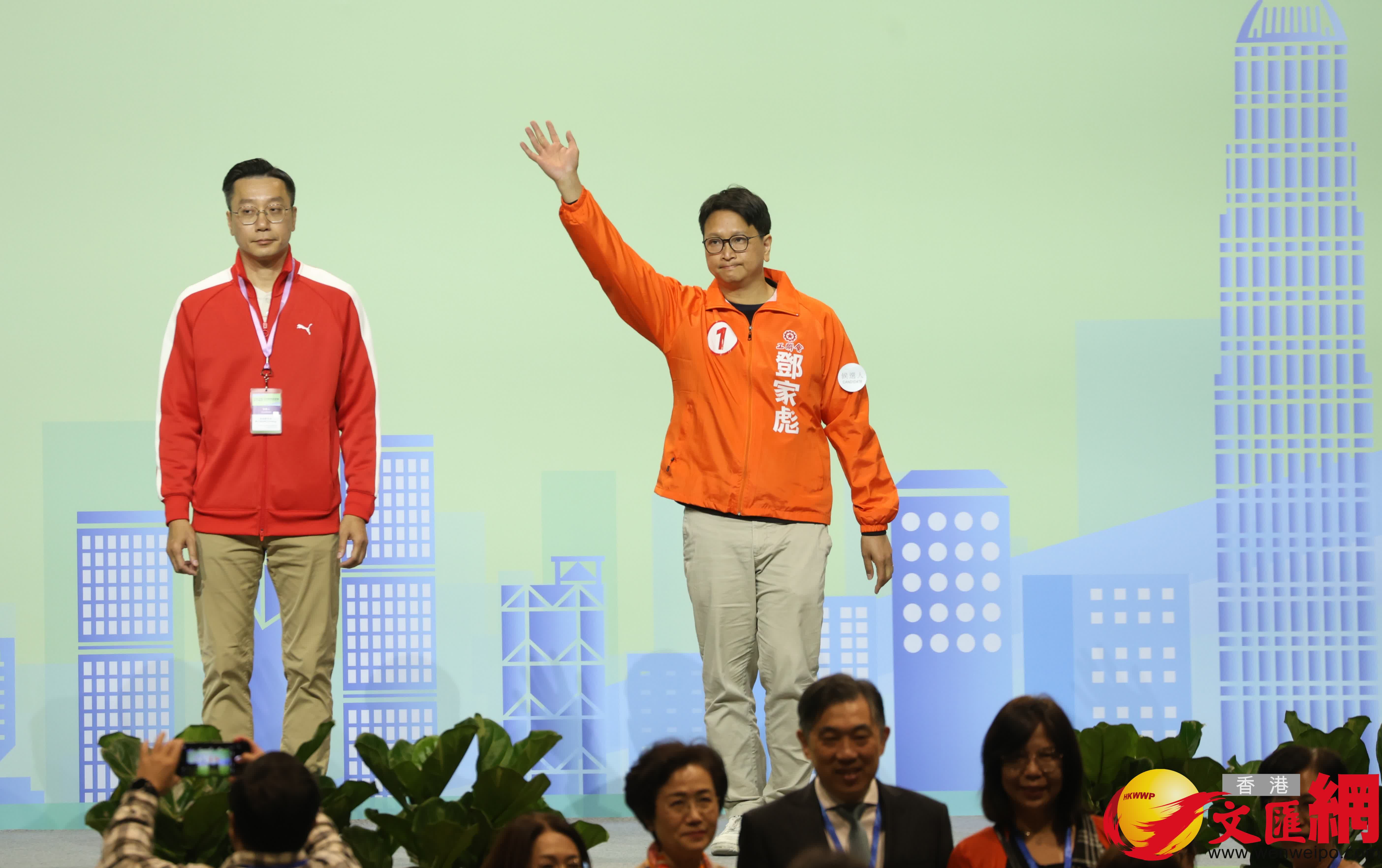 地方直選九龍東，鄧家彪（右）、張培剛當選。（香港文匯報記者曾興偉攝）