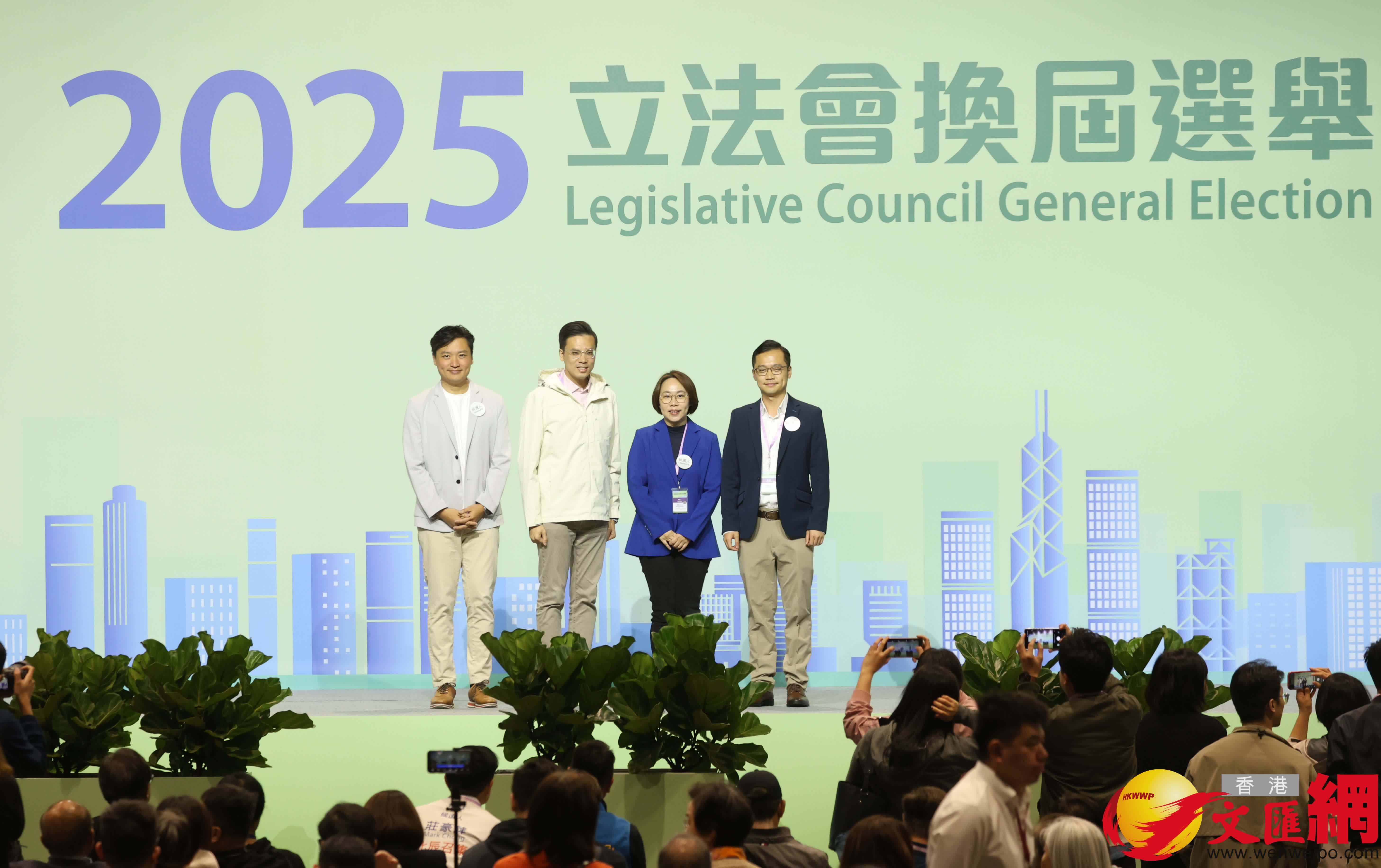 地區直選九龍西，梁文廣（左二）、鄭泳舜（左一）當選。（香港文匯報記者曾興偉攝）