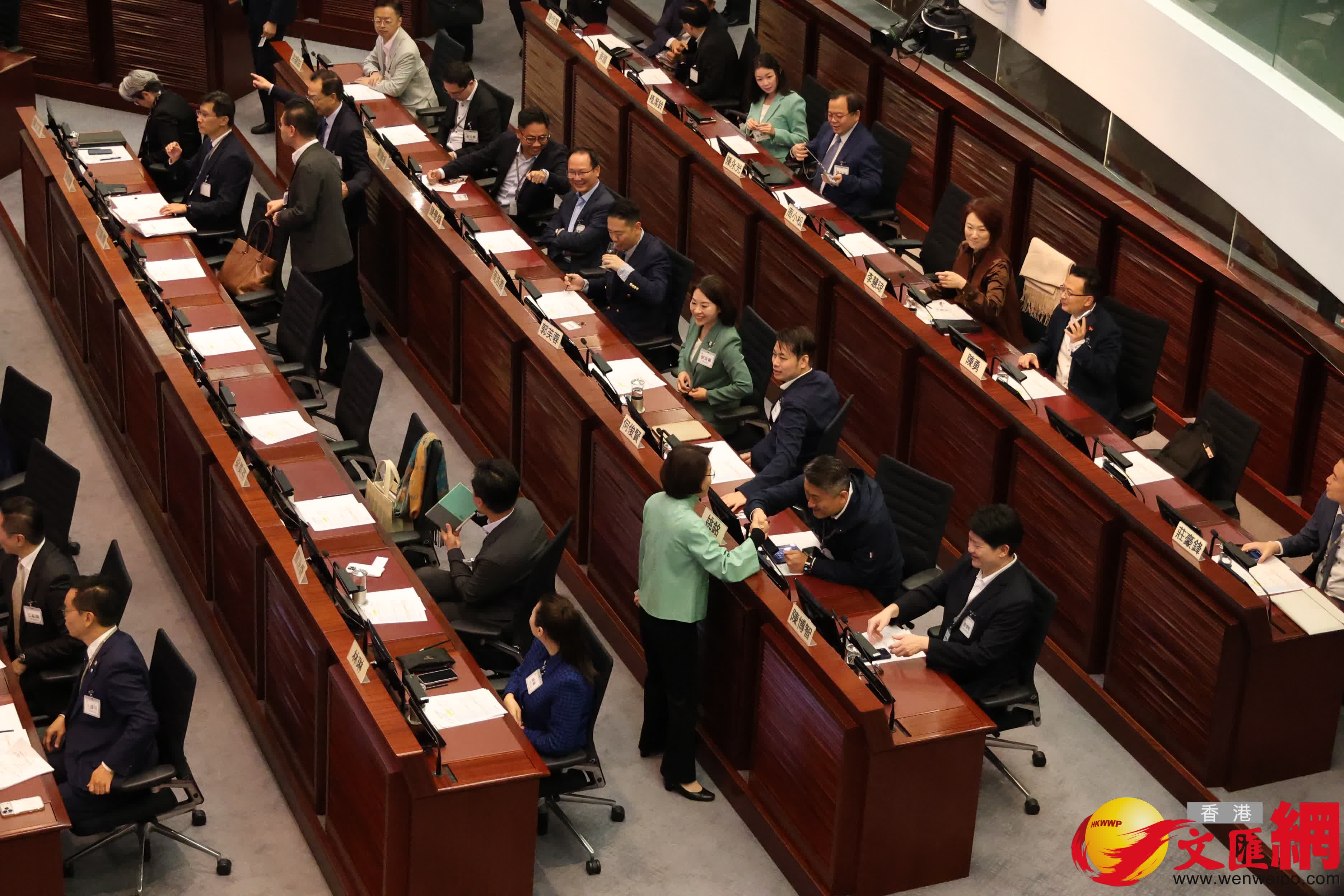 立法會事務簡介會，梁美芬，郭芙蓉，植潔玲議員不約而同穿上同色系列。（香港文匯報記者萬霜靈攝）