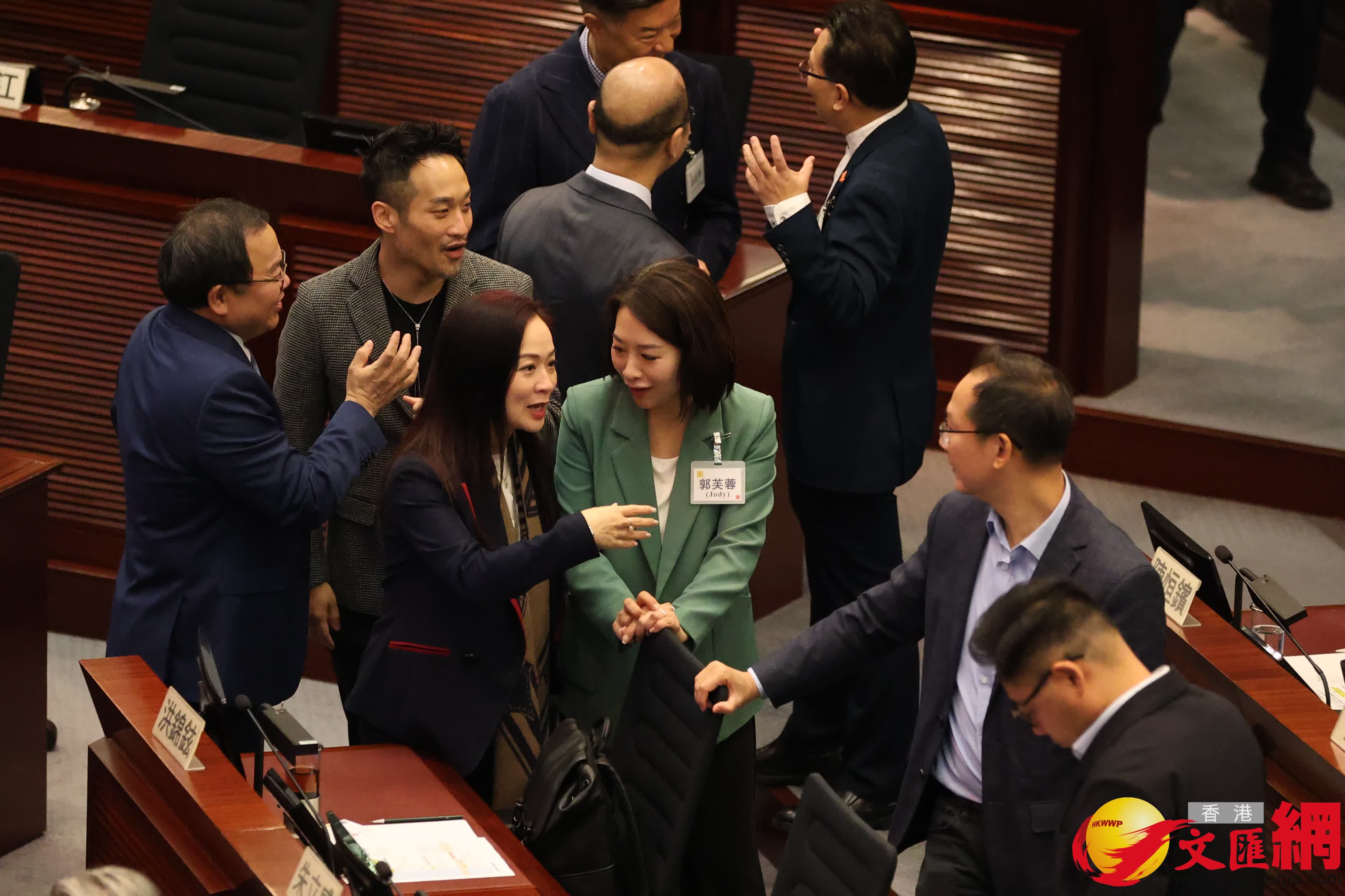 立法會事務簡介會，陳凱欣與郭芙蓉言談甚歡。（香港文匯報記者萬霜靈攝）